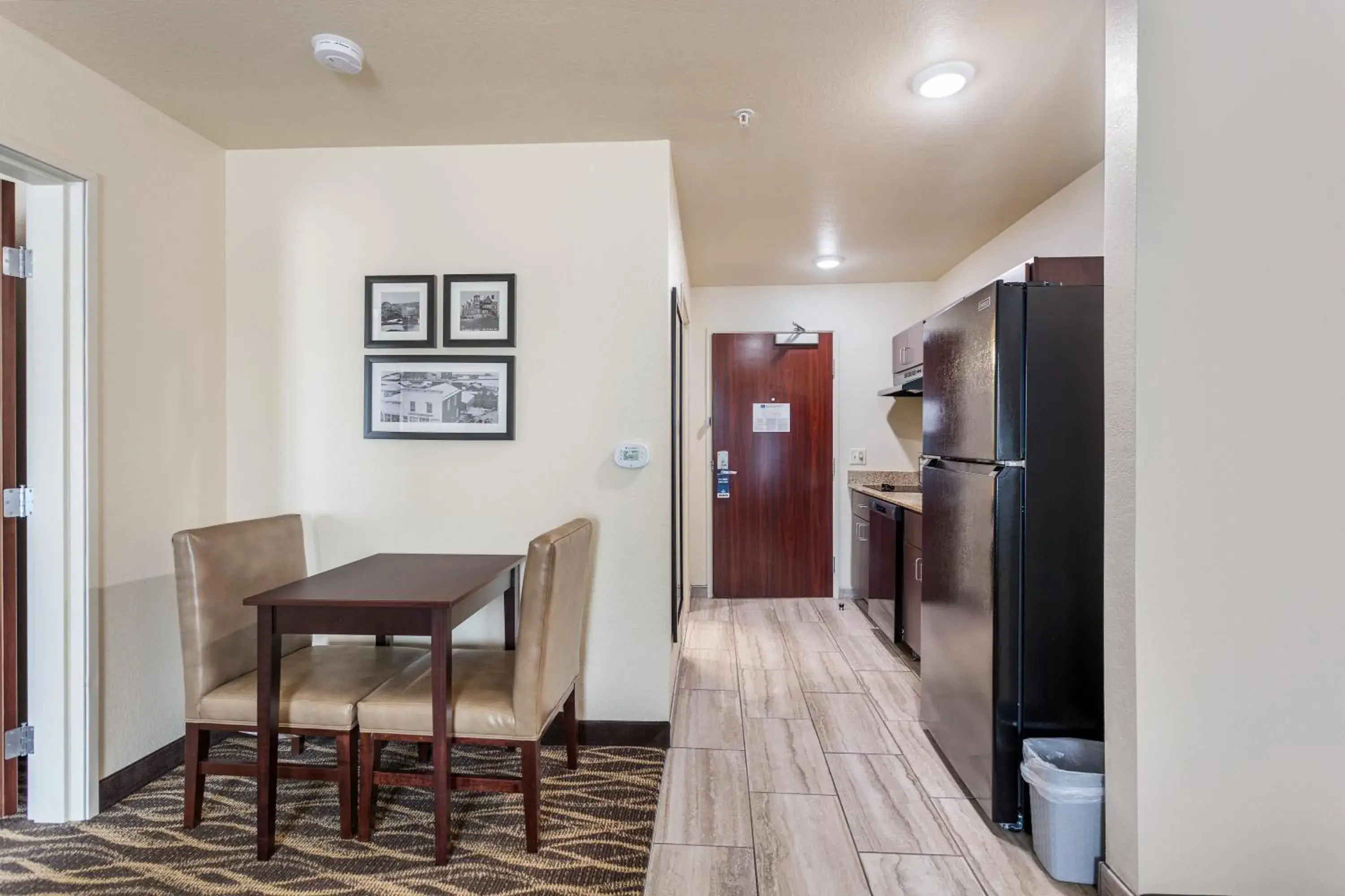 Kitchen or kitchenette, Dining Area in Cobblestone Hotel & Suites - De Pere
