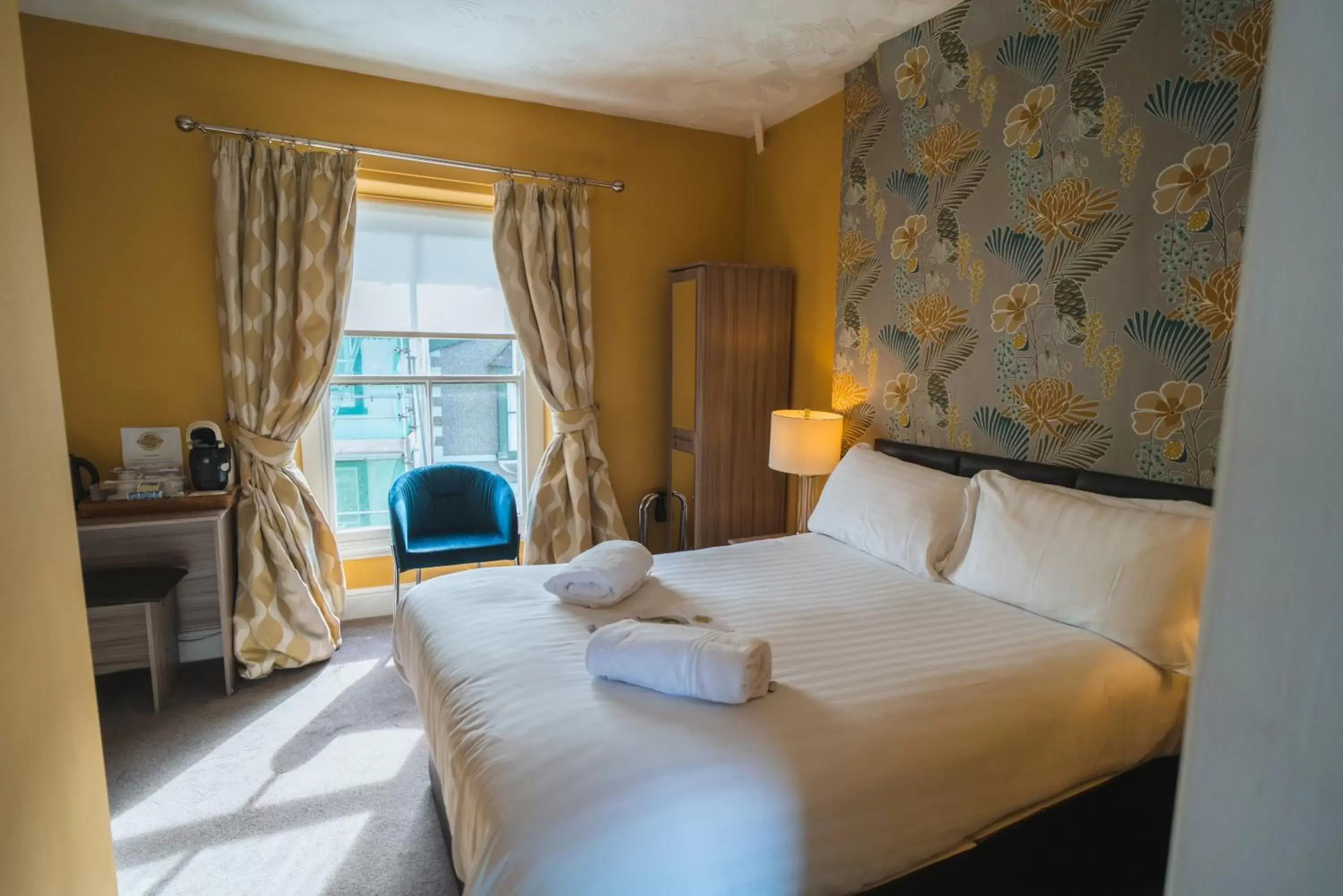 Bed in Johnny Dough's Conwy with Rooms