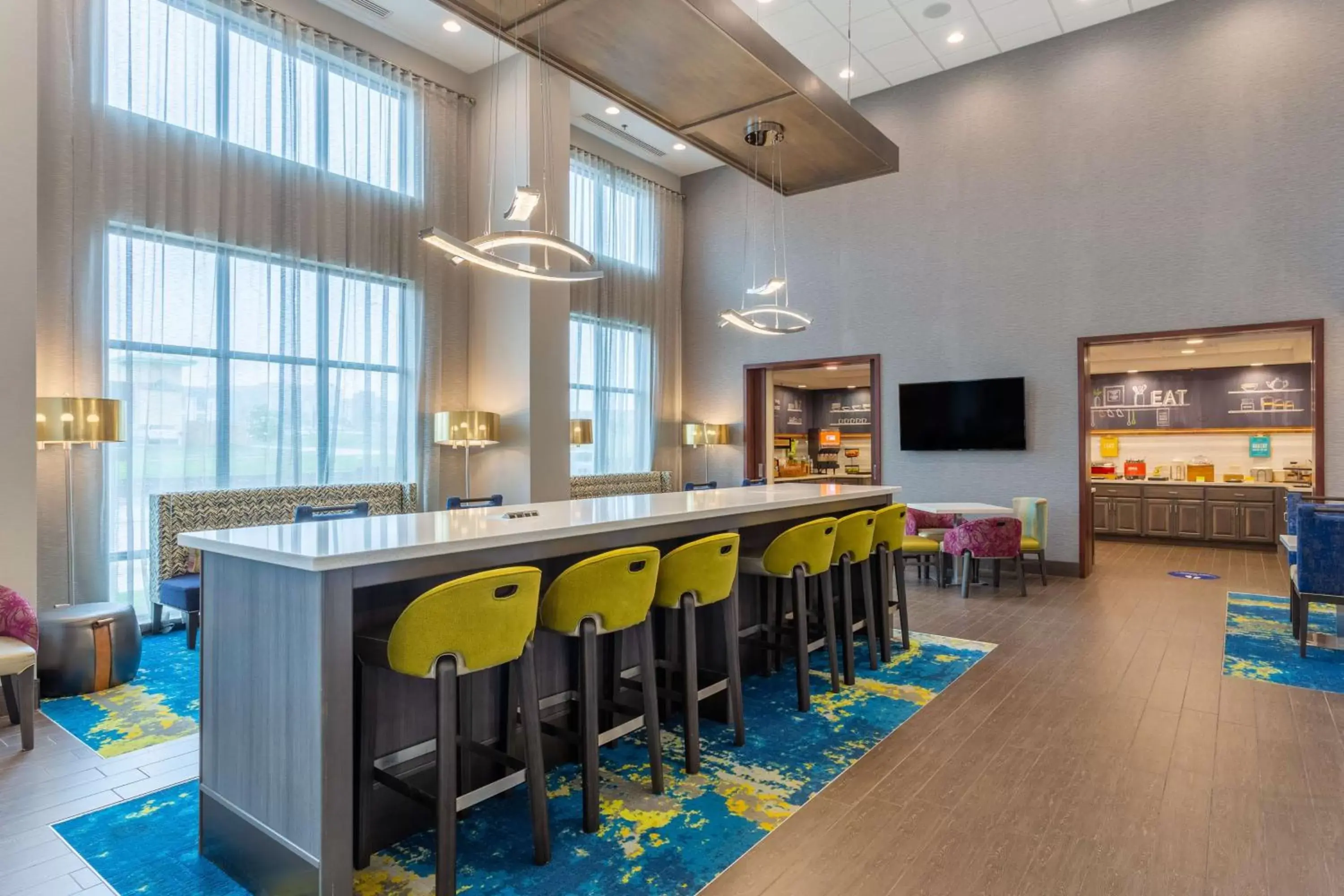 Breakfast, Lounge/Bar in Hampton Inn & Suites By Hilton, Southwest Sioux Falls
