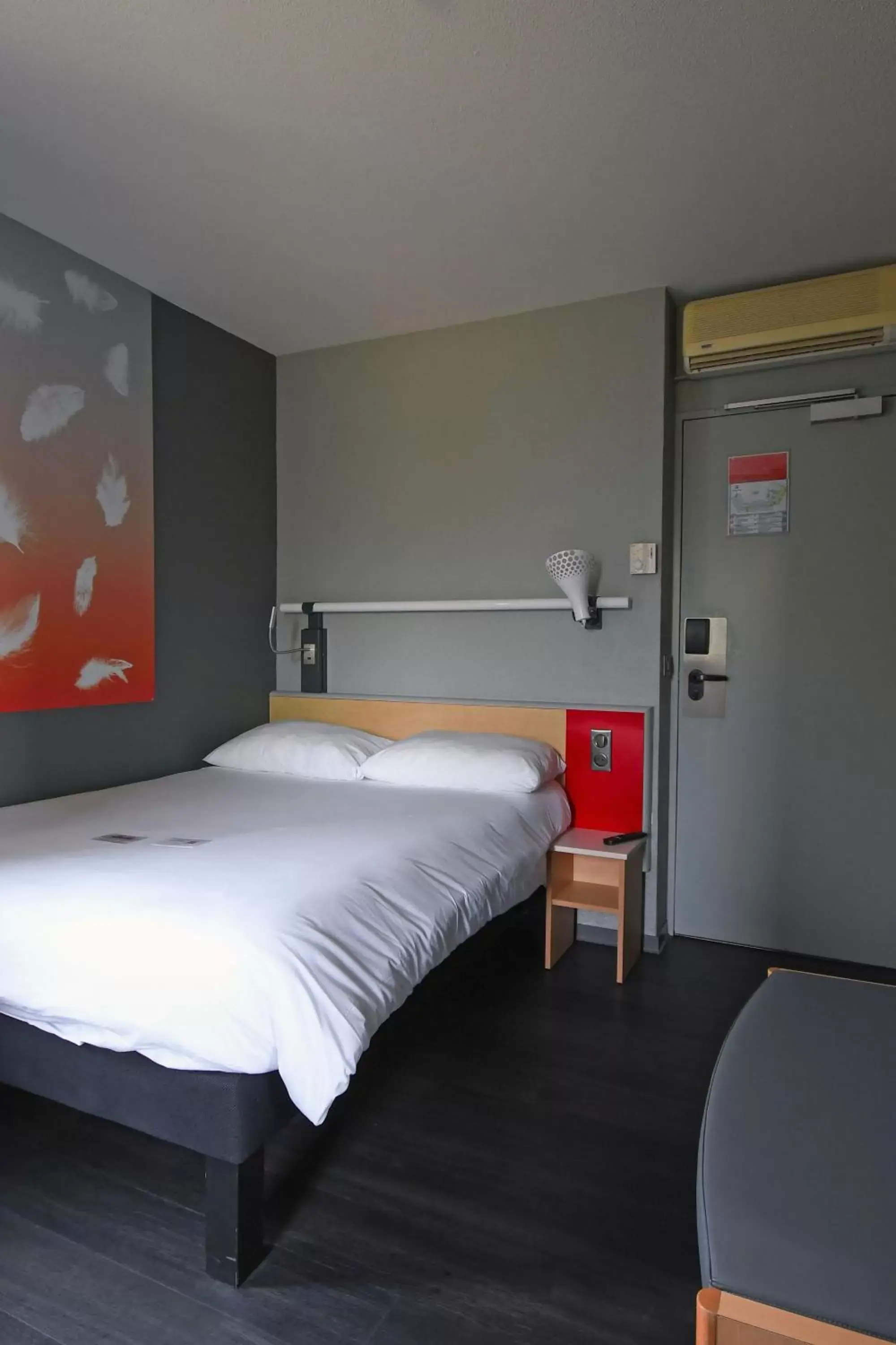 Bedroom, Bed in ibis Saintes
