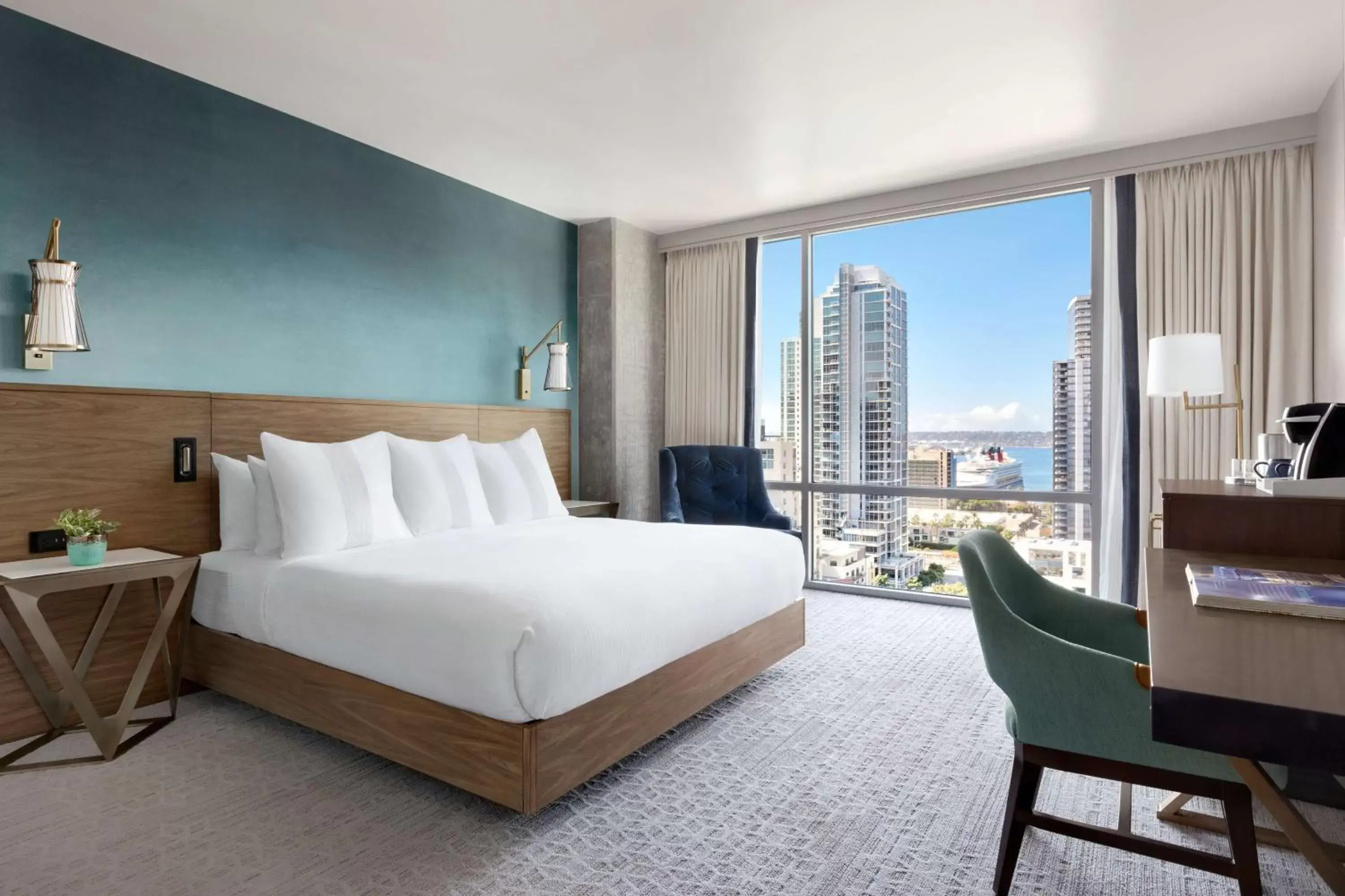 Bedroom in Carte Hotel San Diego Downtown, Curio Collection By Hilton