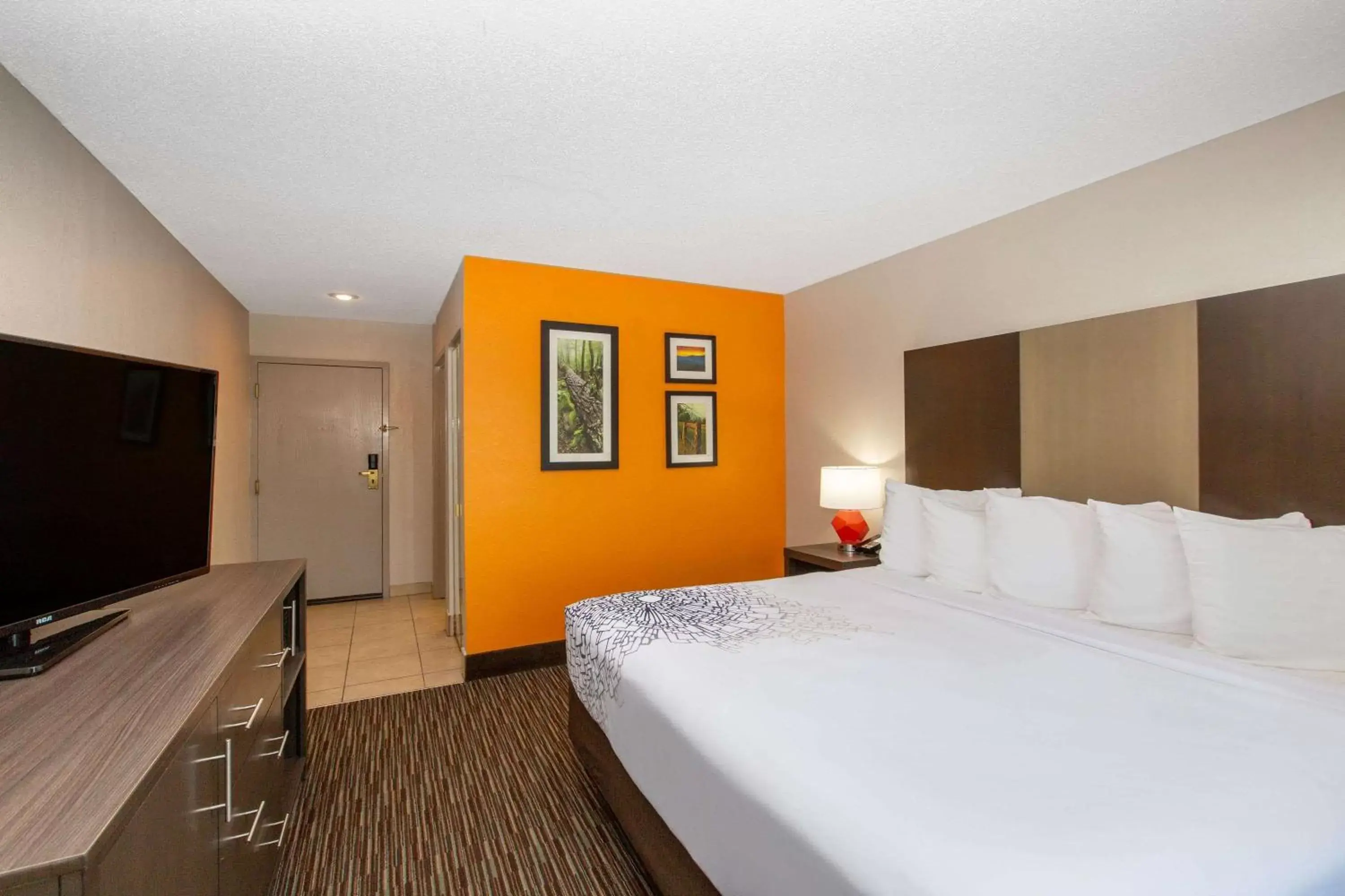 Photo of the whole room, Bed in La Quinta Inn by Wyndham Pigeon Forge-Dollywood