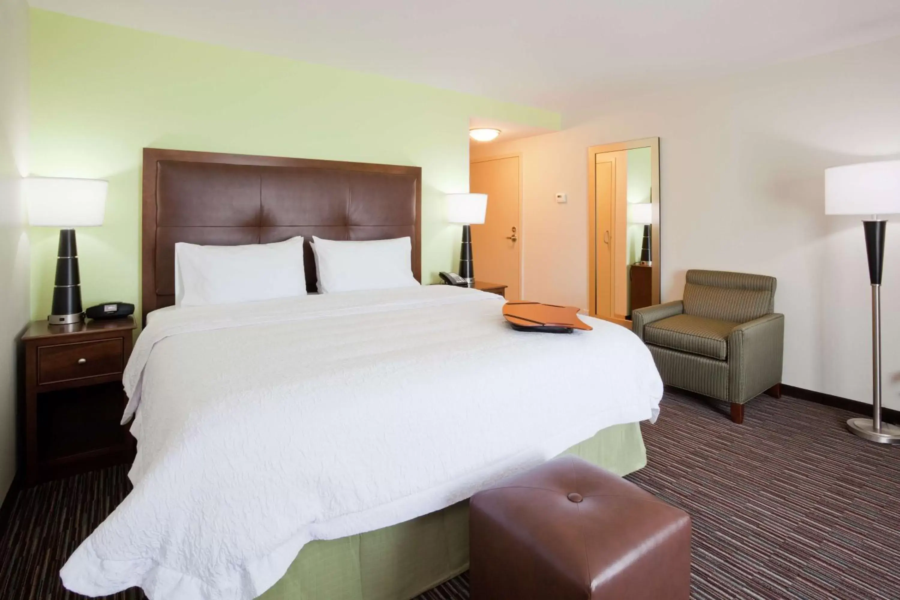 Bed in Hampton Inn & Suites Minneapolis West/ Minnetonka Bed in Hampton Inn & Suites Minneapolis West/ Minnetonka