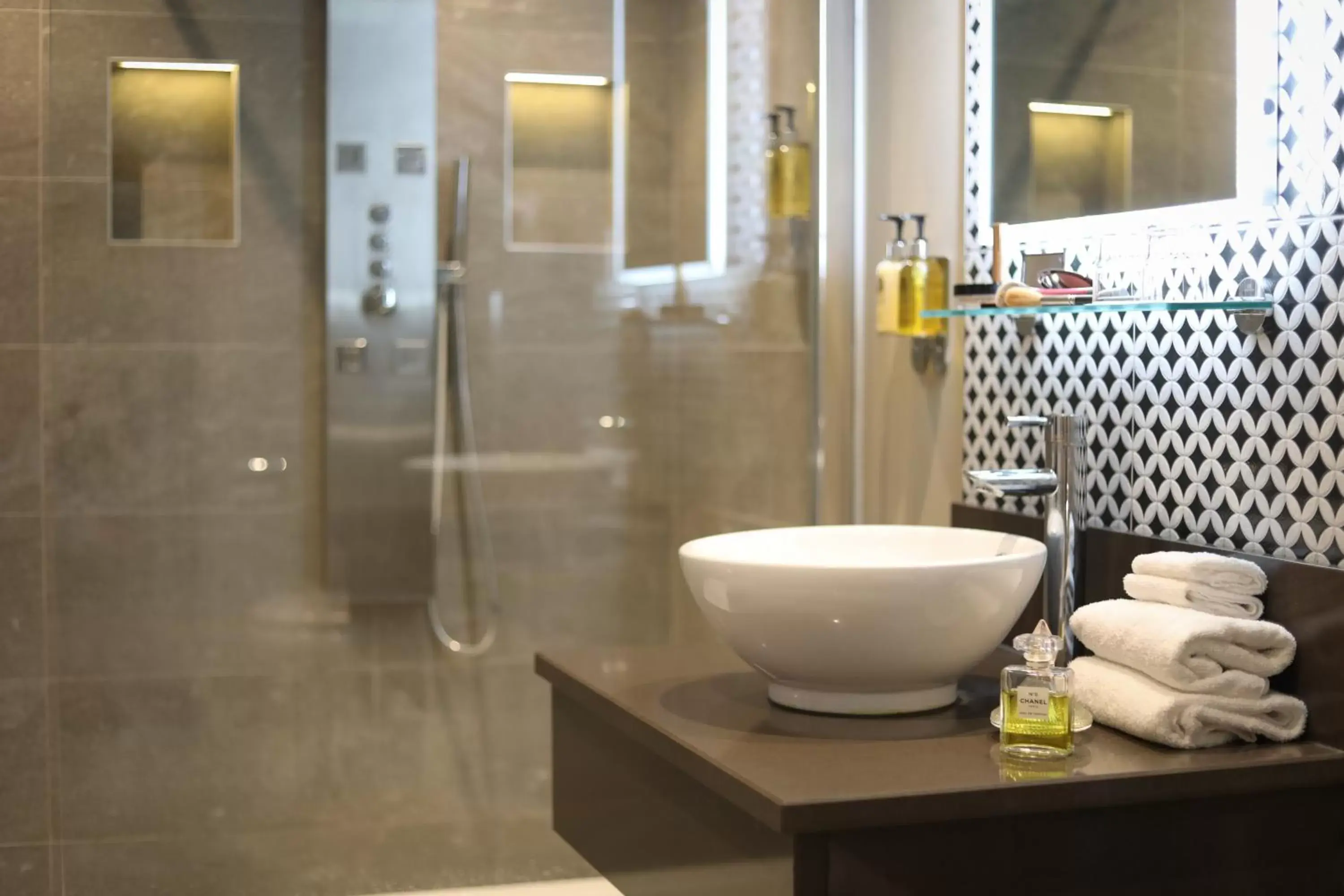 Shower, Bathroom in Killarney Oaks Hotel