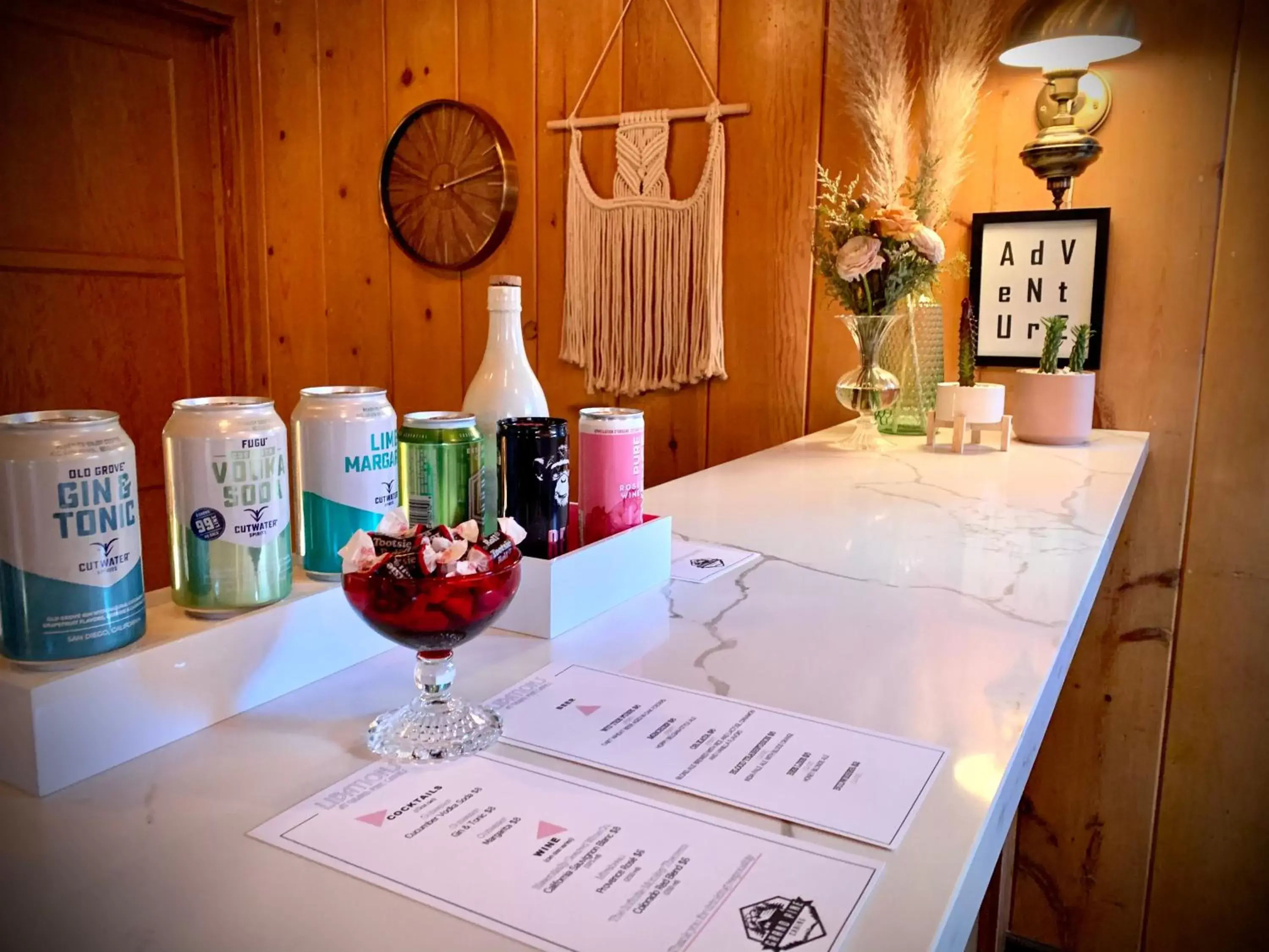 Lounge or bar in Grand Pine Cabins