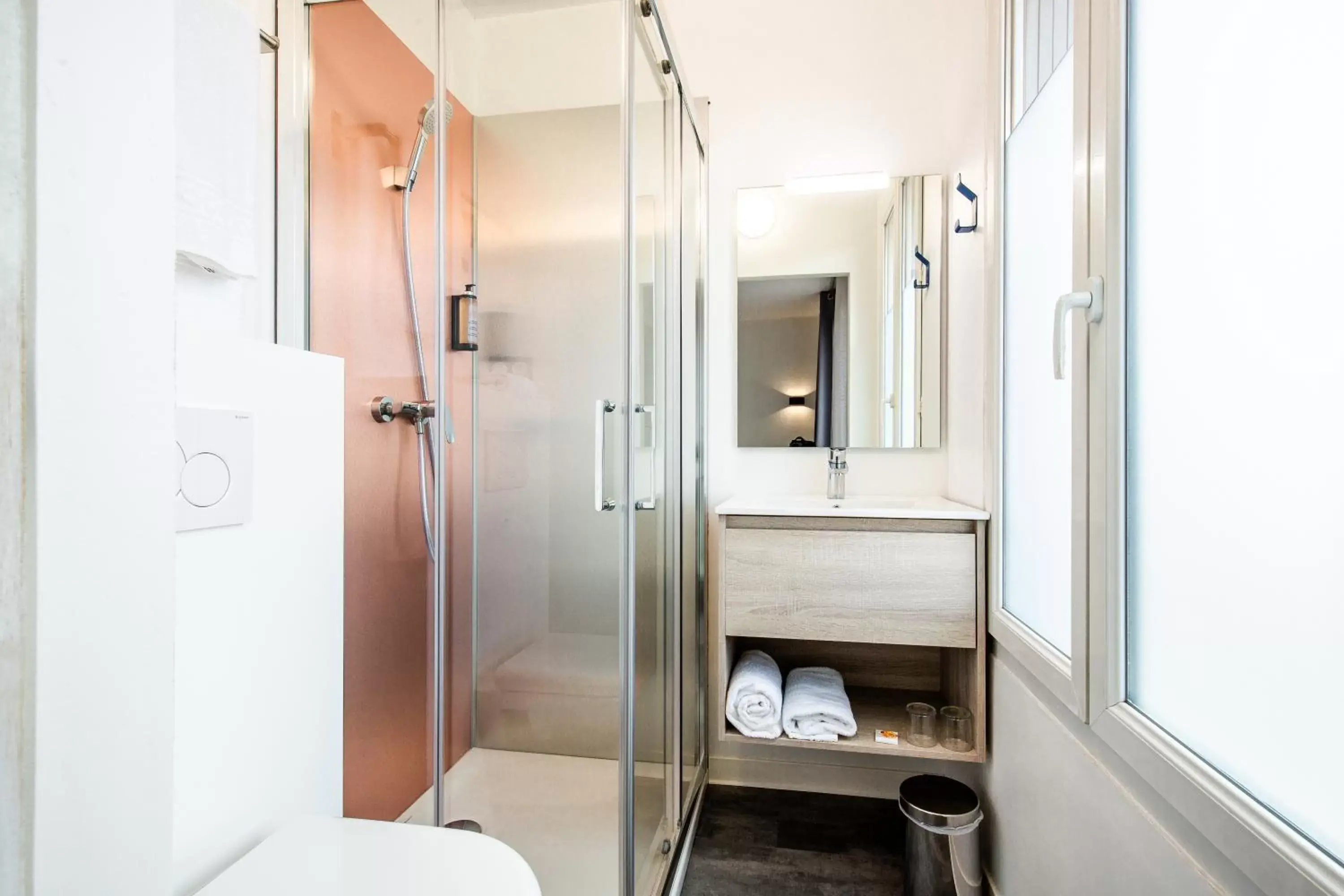 Shower, Bathroom in Hôtel PB - Paris-Barcelone