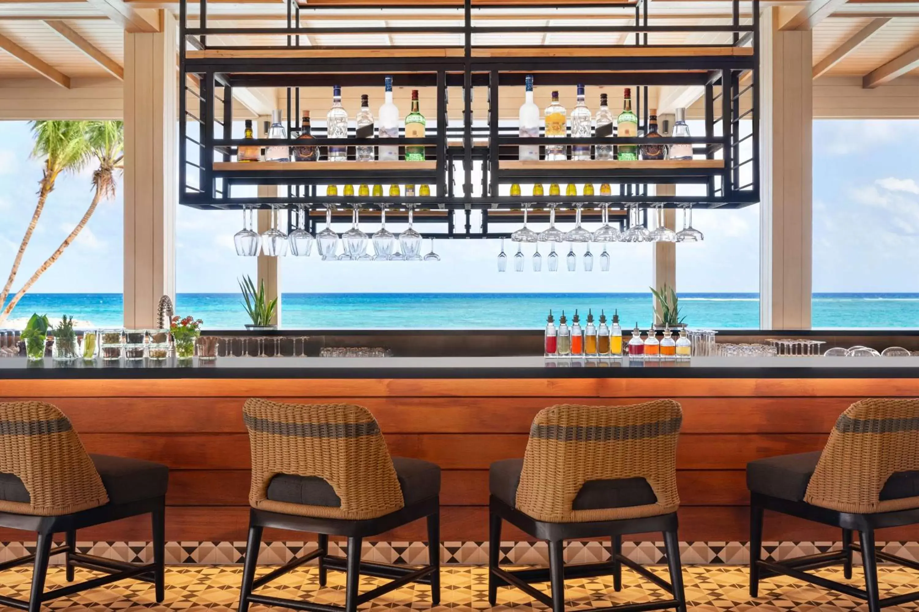 Lounge or bar in Hilton Maldives Amingiri Resort & Spa