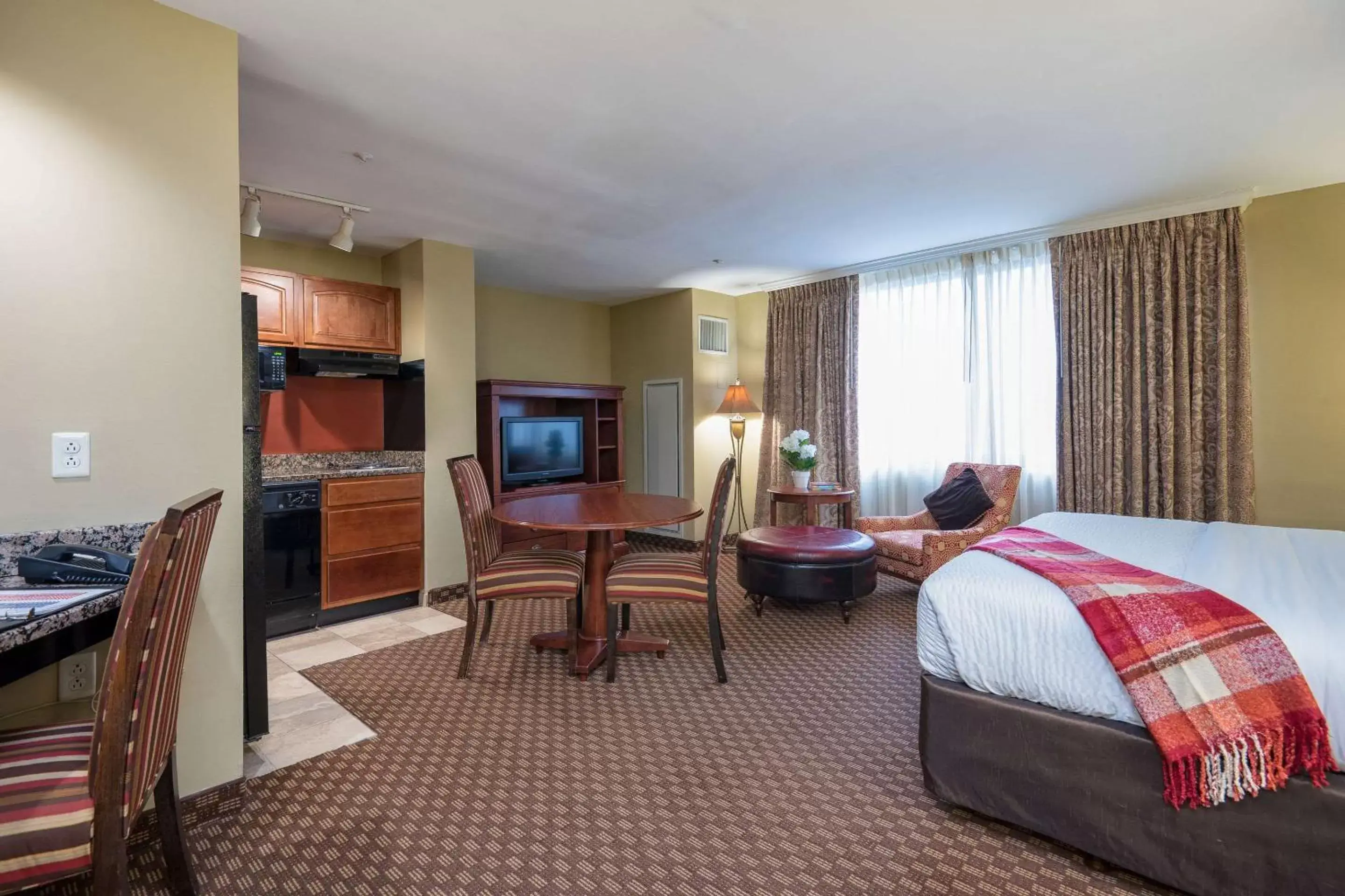 Photo of the whole room, TV/Entertainment Center in Clarion Collection Hotel Arlington Court Suites