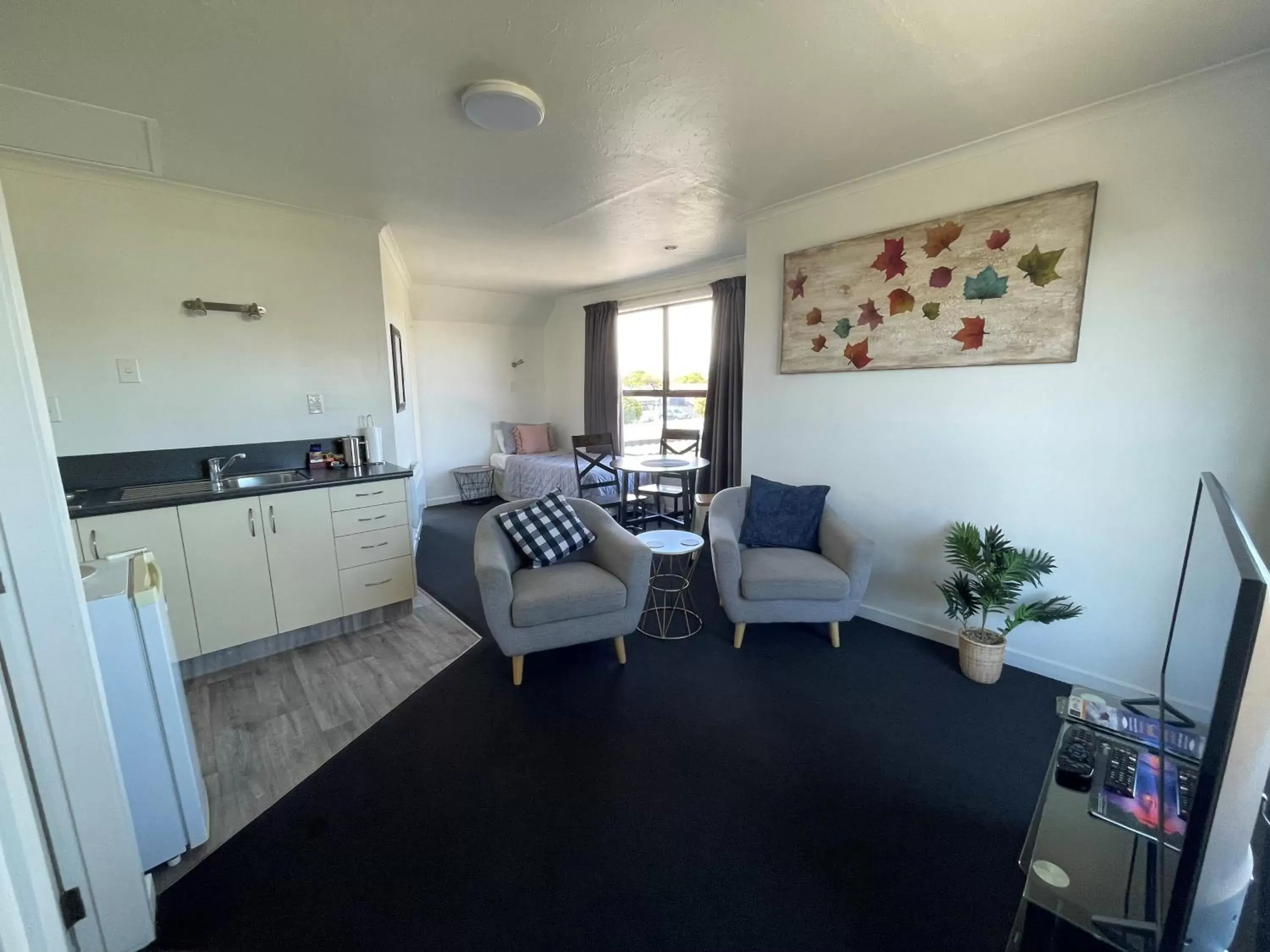 Living room, Seating Area in Colonial Motel