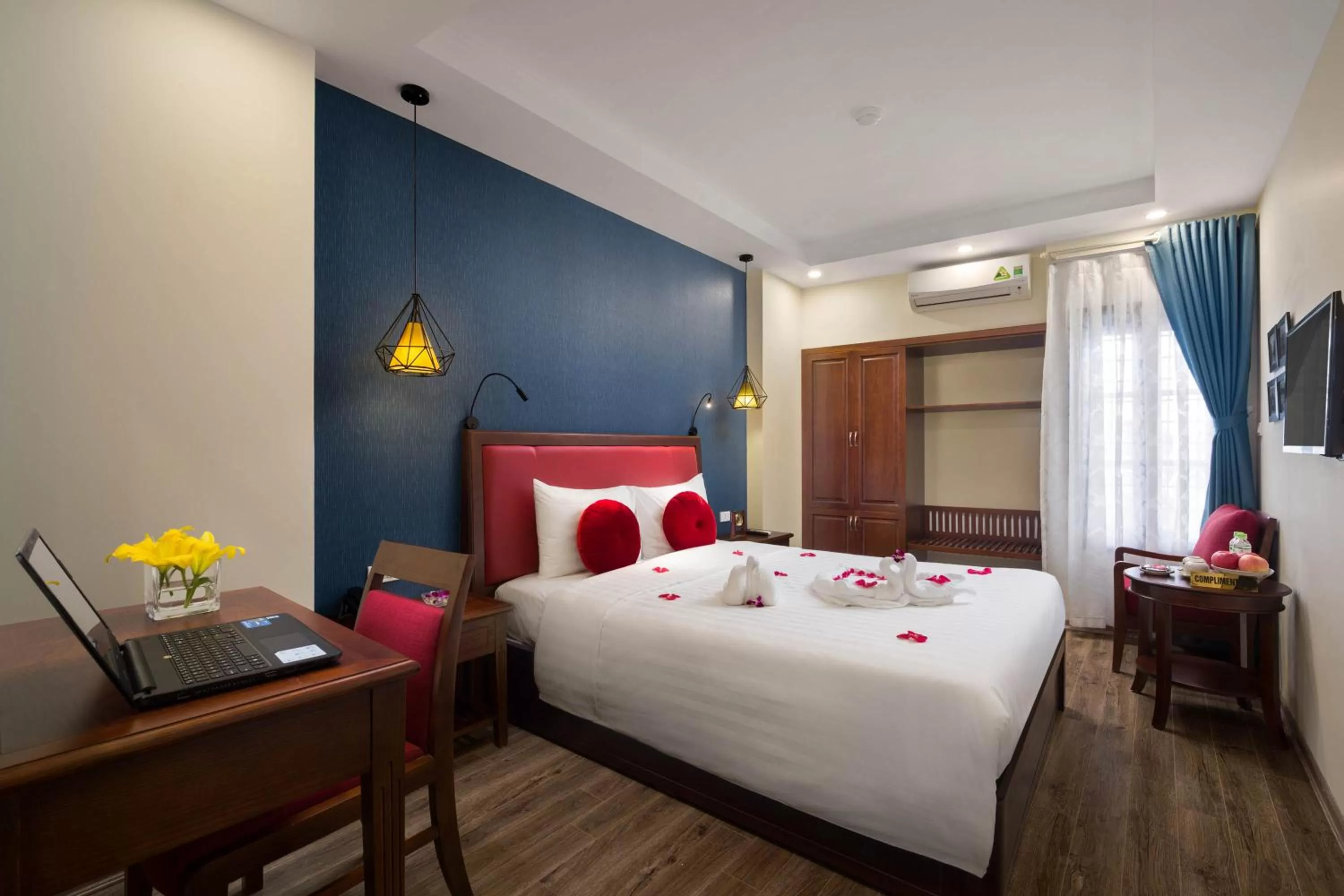 Bedroom, Bed in Holiday Emerald Hotel