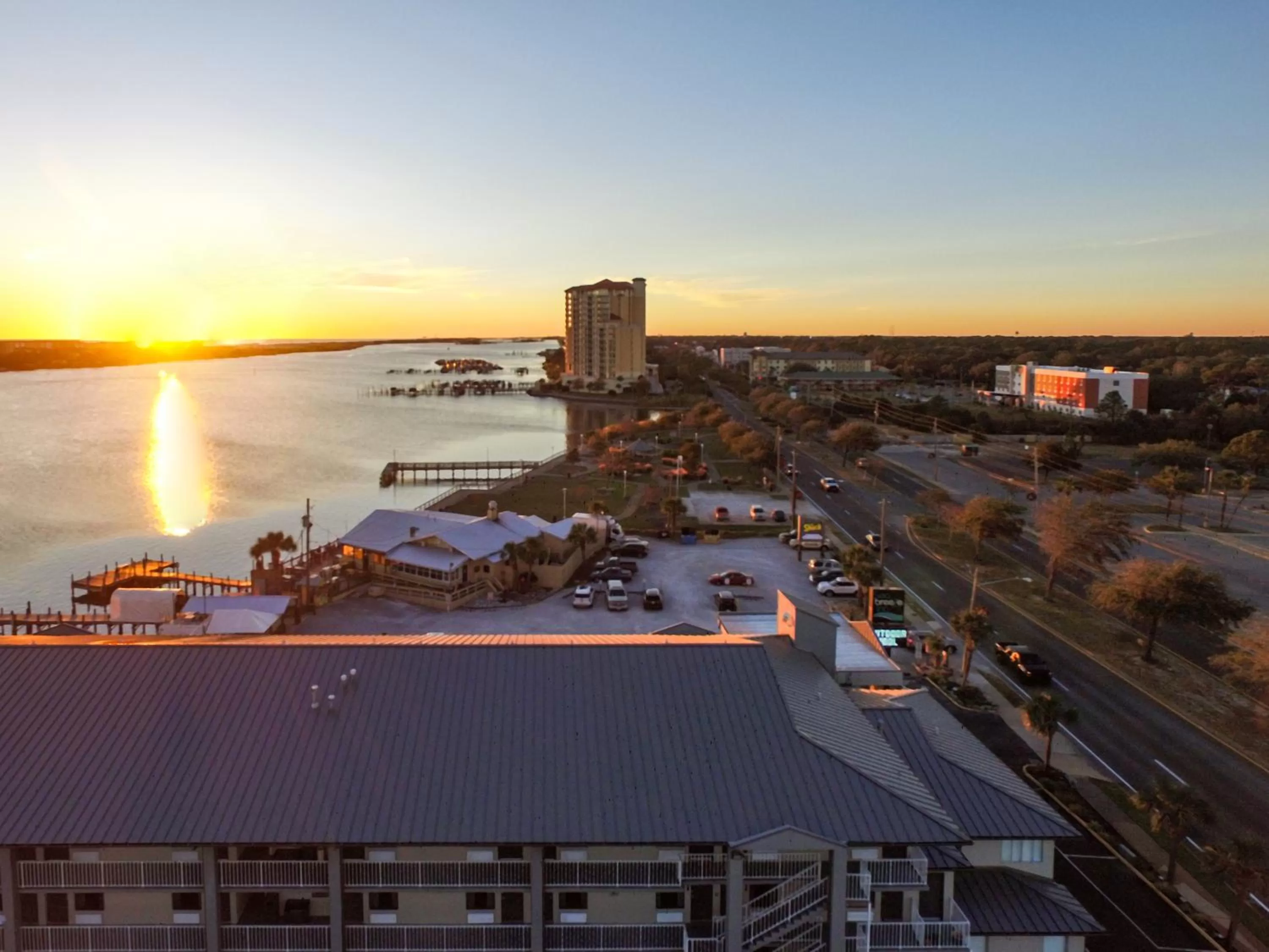 Property building in Seabreeze Inn - Fort Walton