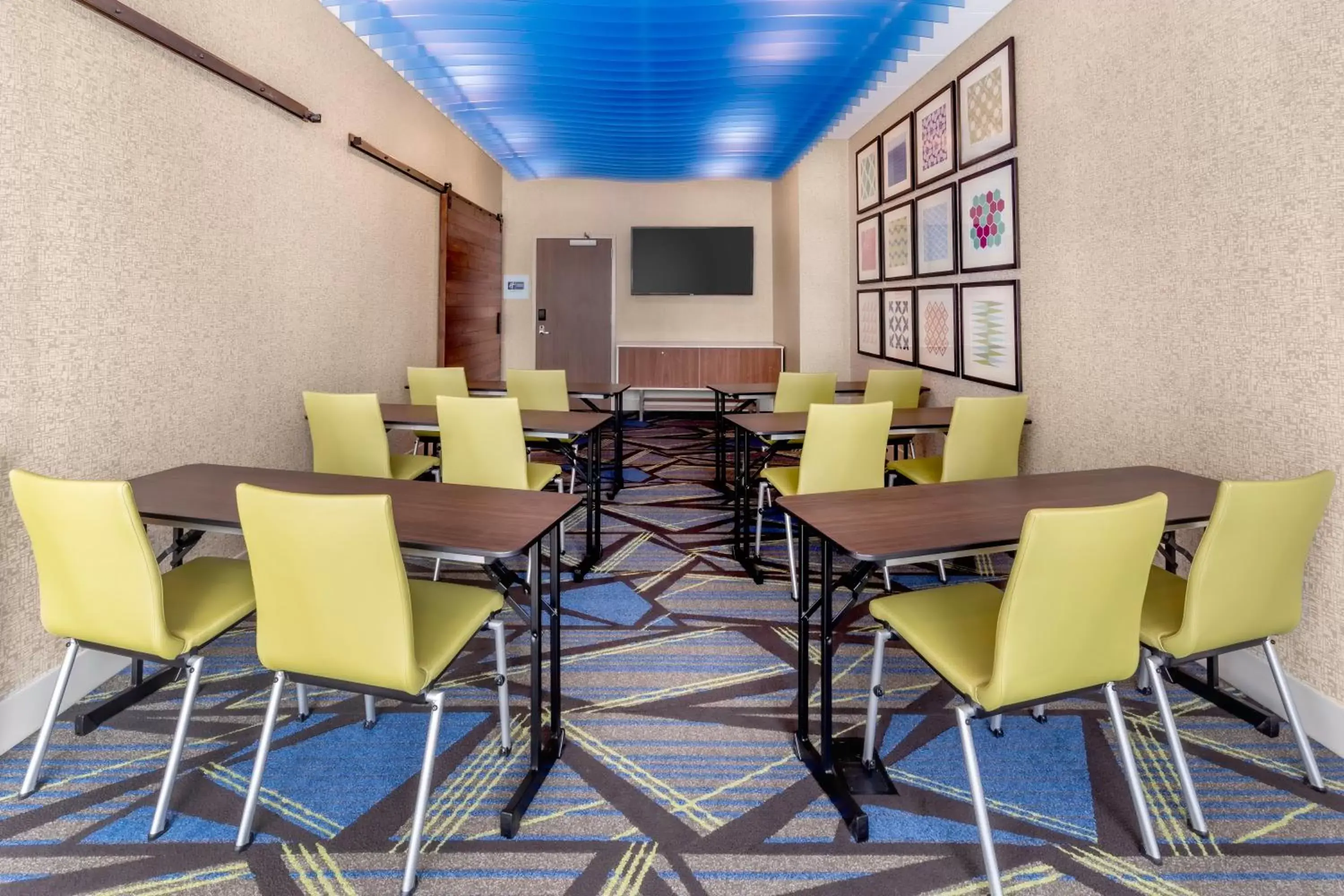 Meeting/conference room in Holiday Inn Express & Suites - Milwaukee West Allis, an IHG Hotel