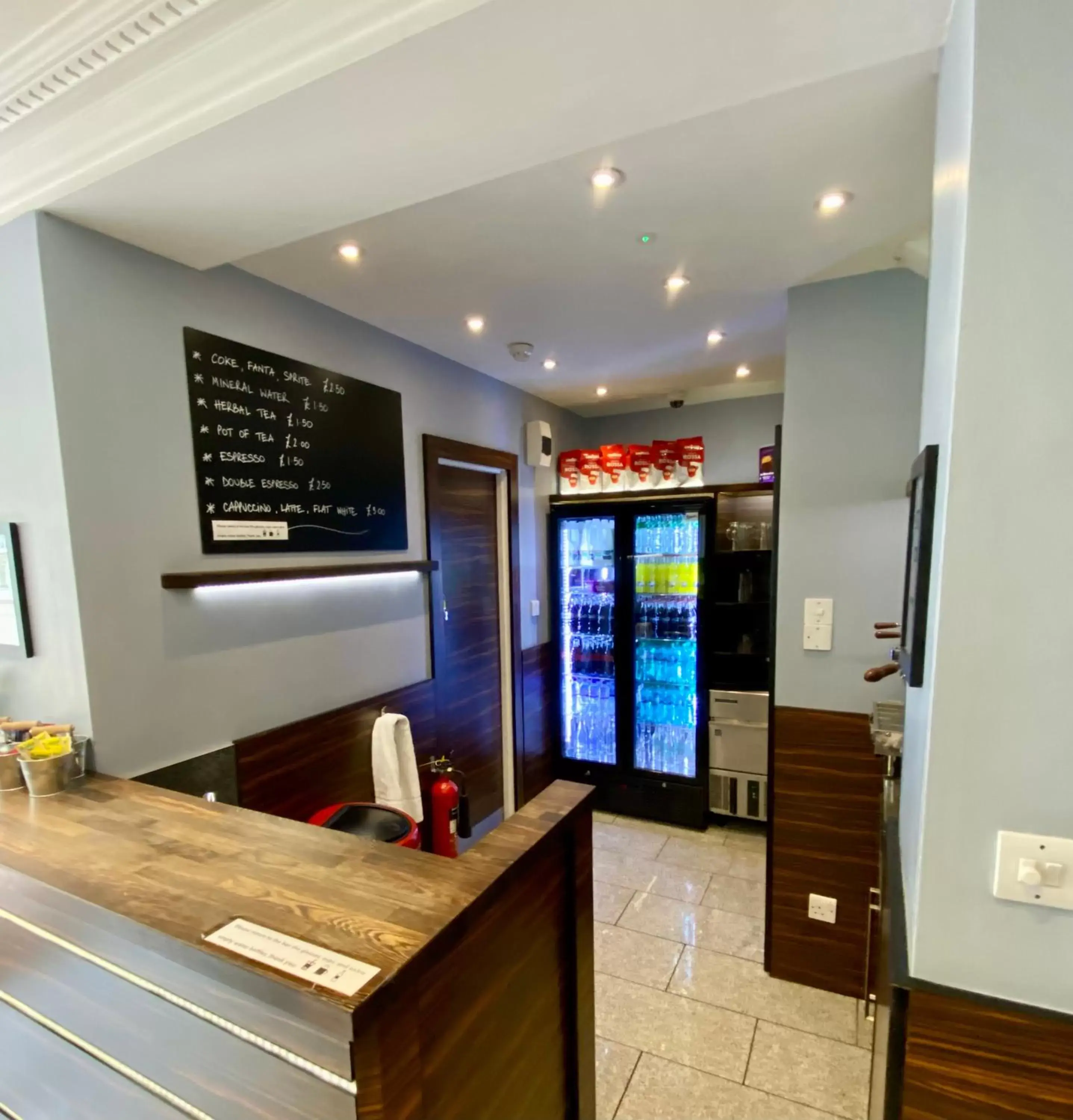 Lounge or bar, Lobby/Reception in Crestfield Hotel