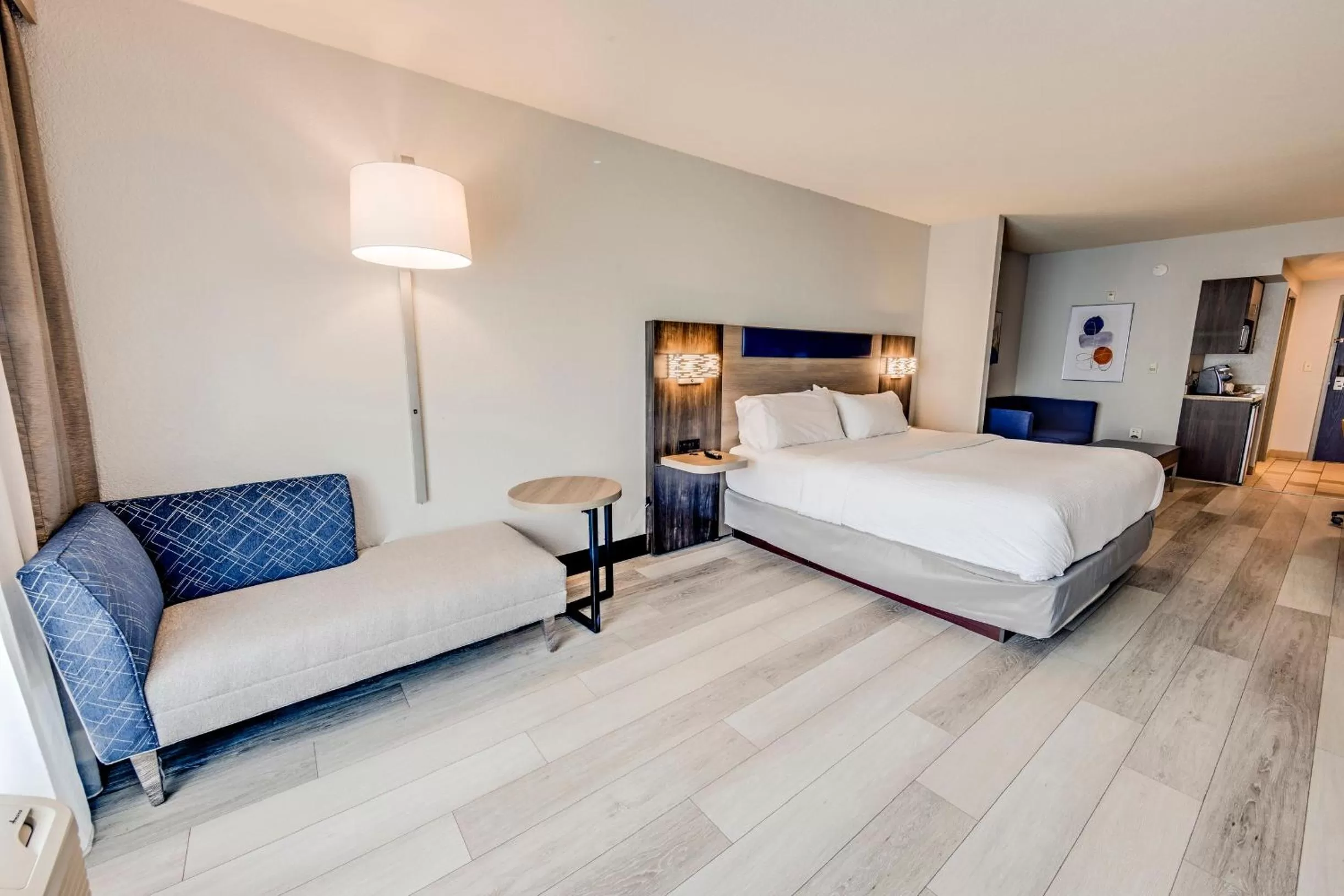 Bed in Holiday Inn Express Hotel & Suites Ohio State University- OSU Medical Center by IHG