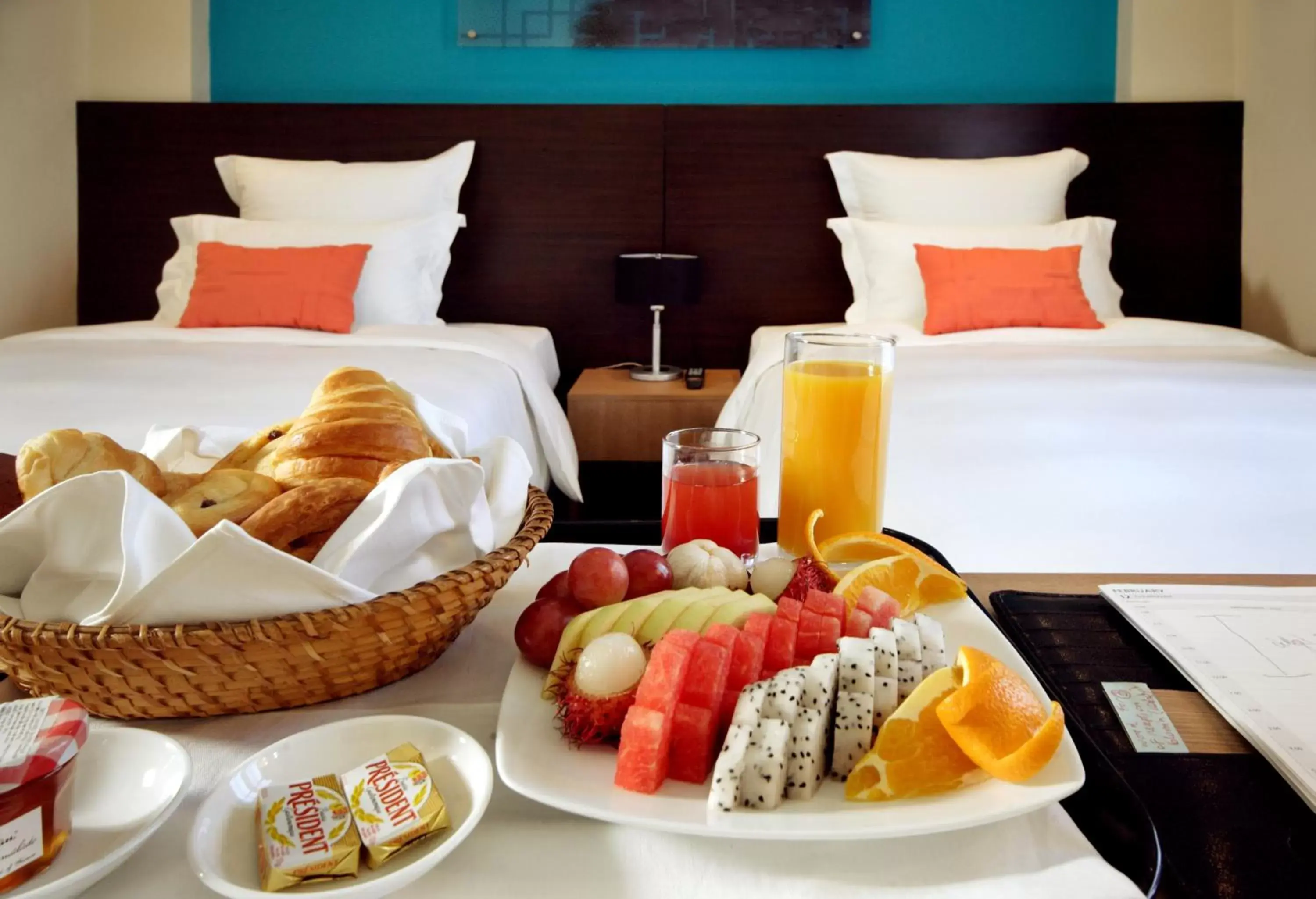 Breakfast, Bed in Mercure Hanoi La Gare Hotel