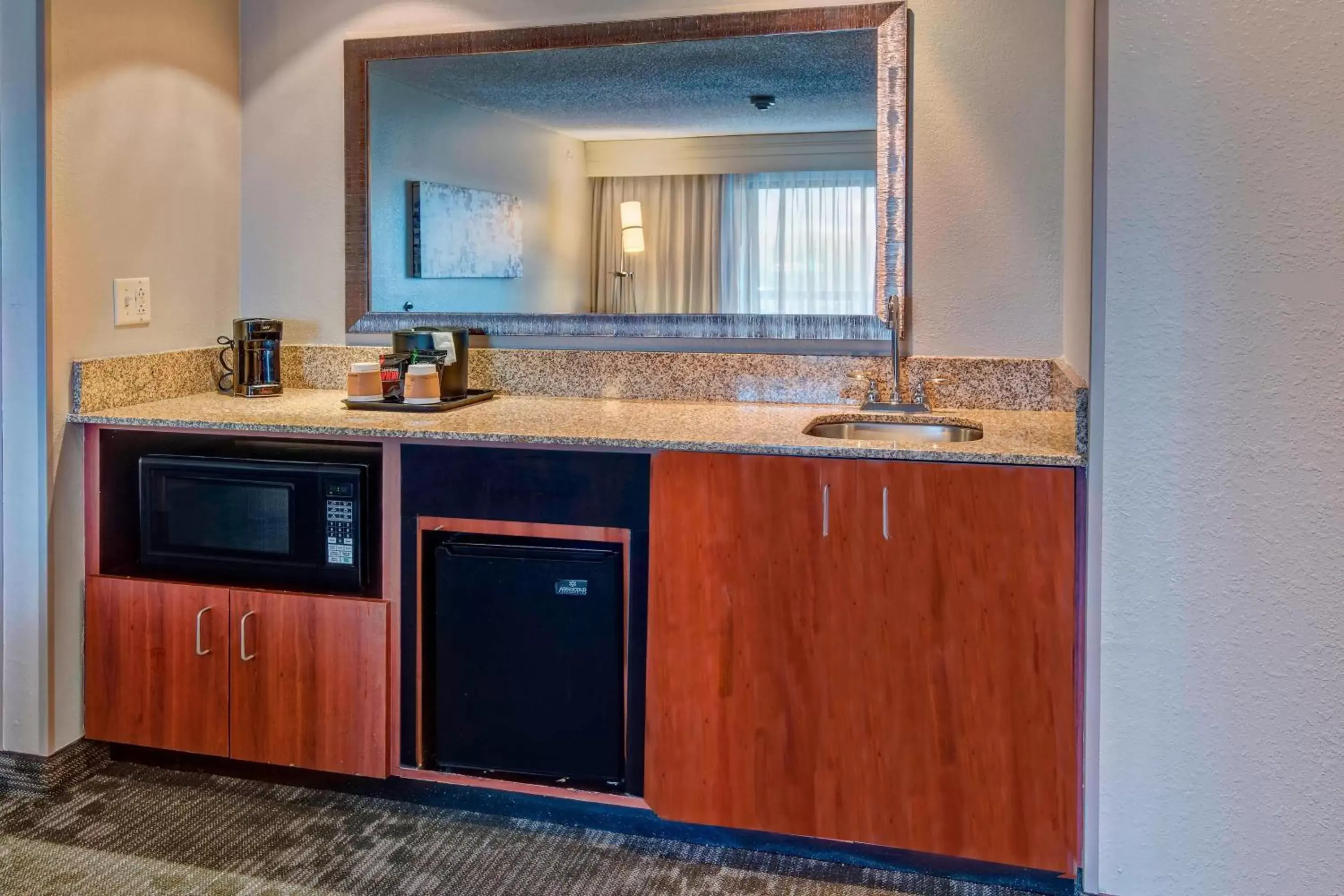 Kitchen or kitchenette, Kitchen/Kitchenette in Courtyard by Marriott Alexandria