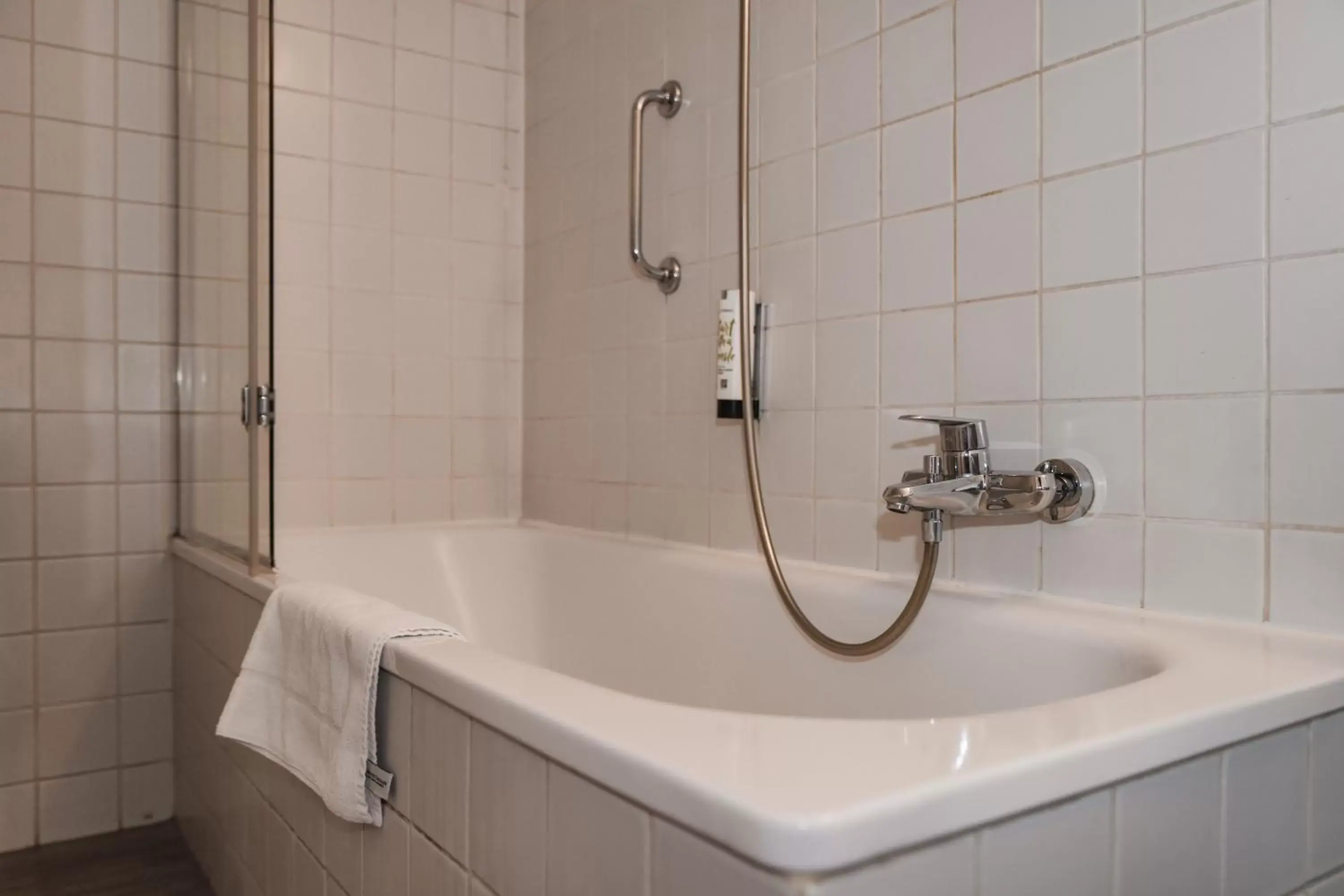 Shower, Bathroom in Hotel Louisa