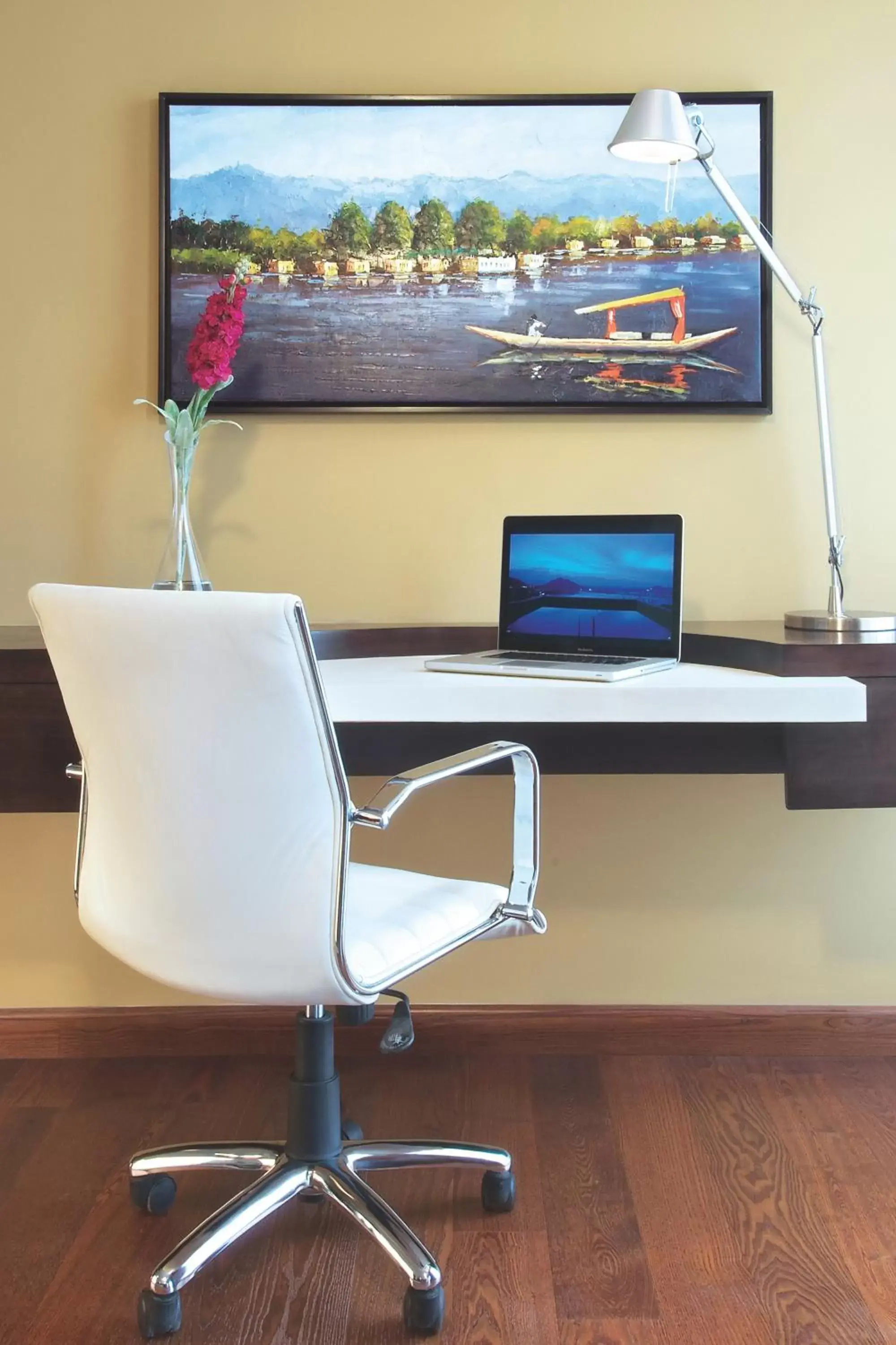 Photo of the whole room in Taj Dal View Srinagar Photo of the whole room in Taj Dal View Srinagar