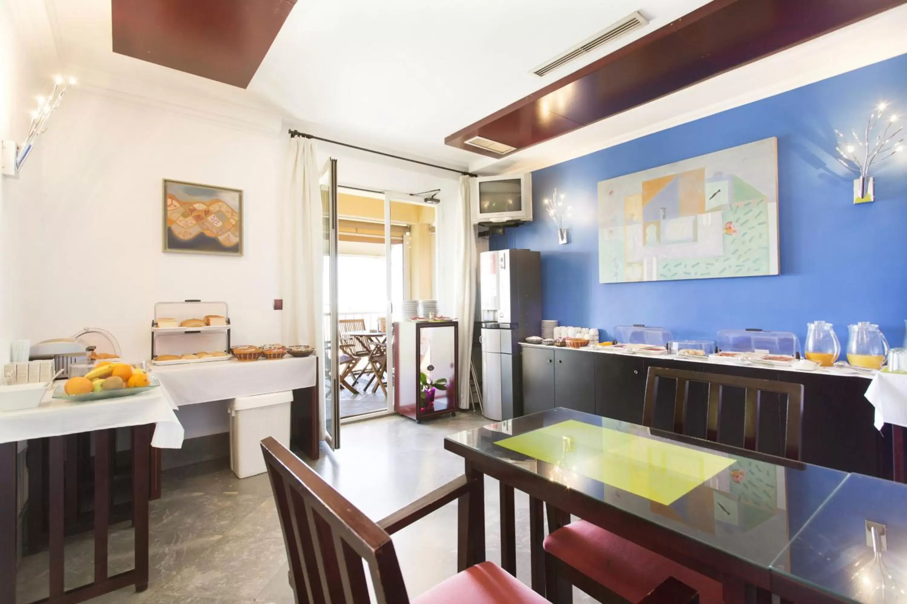 Lounge or bar, Kitchen/Kitchenette in Hotel Carlos V