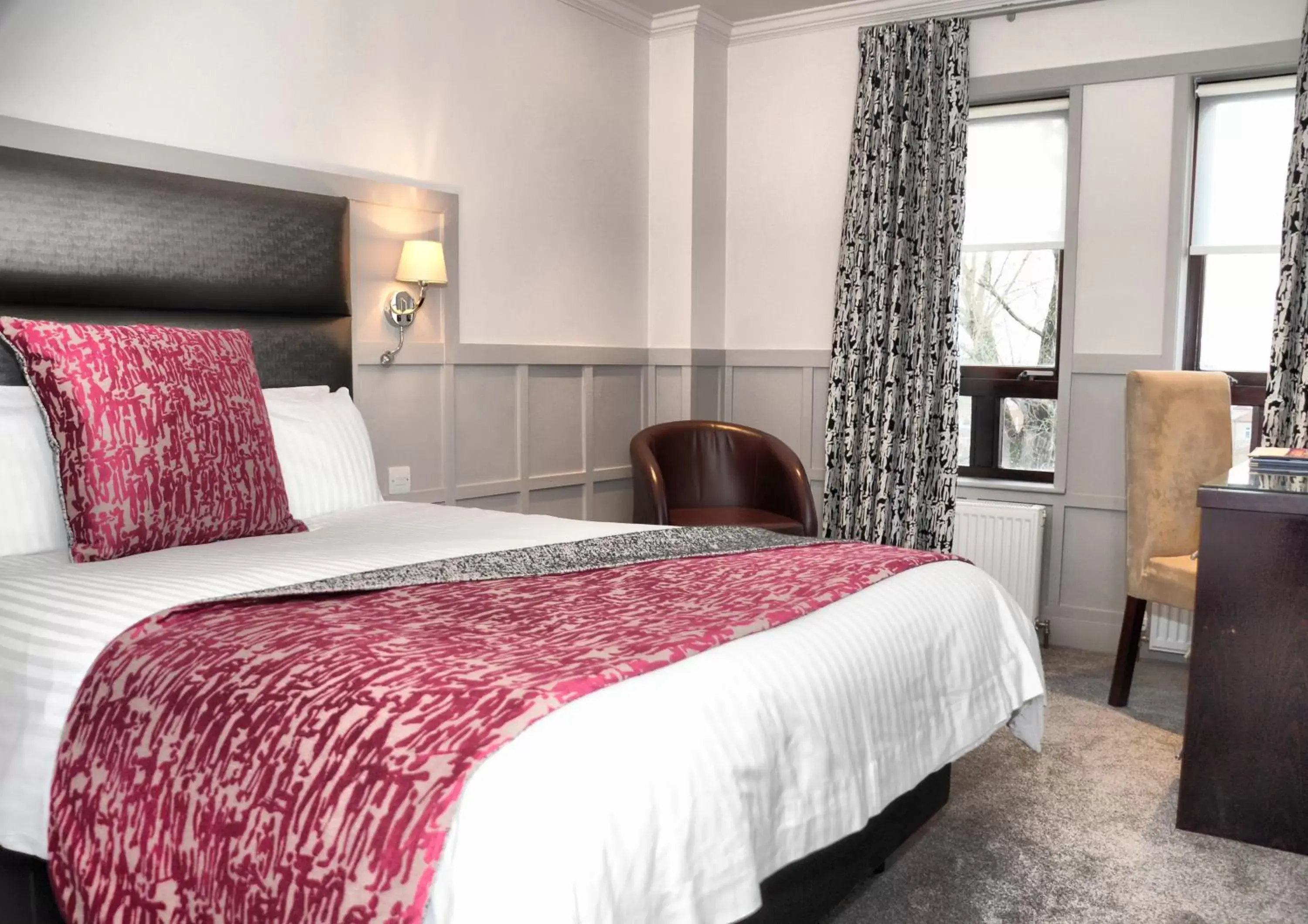 Bed in Glynhill Hotel & Spa near Glasgow Airport