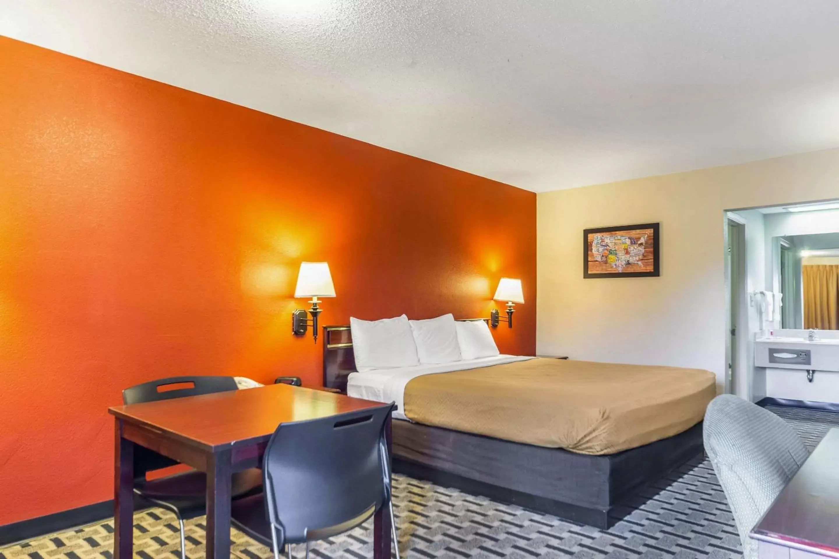 Photo of the whole room, Bed in EconoLodge Laurel