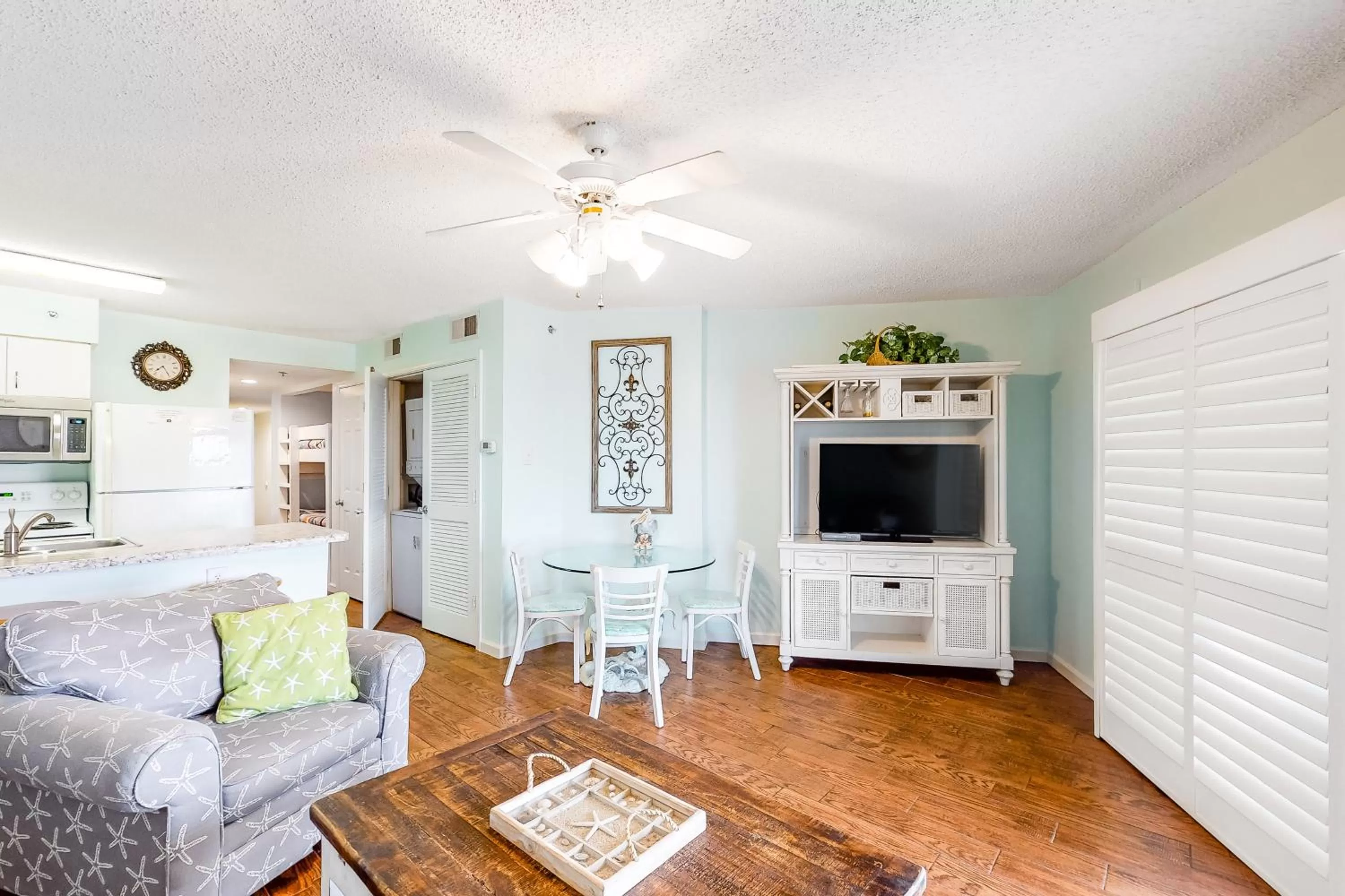 Seating Area in Tradewinds #1008