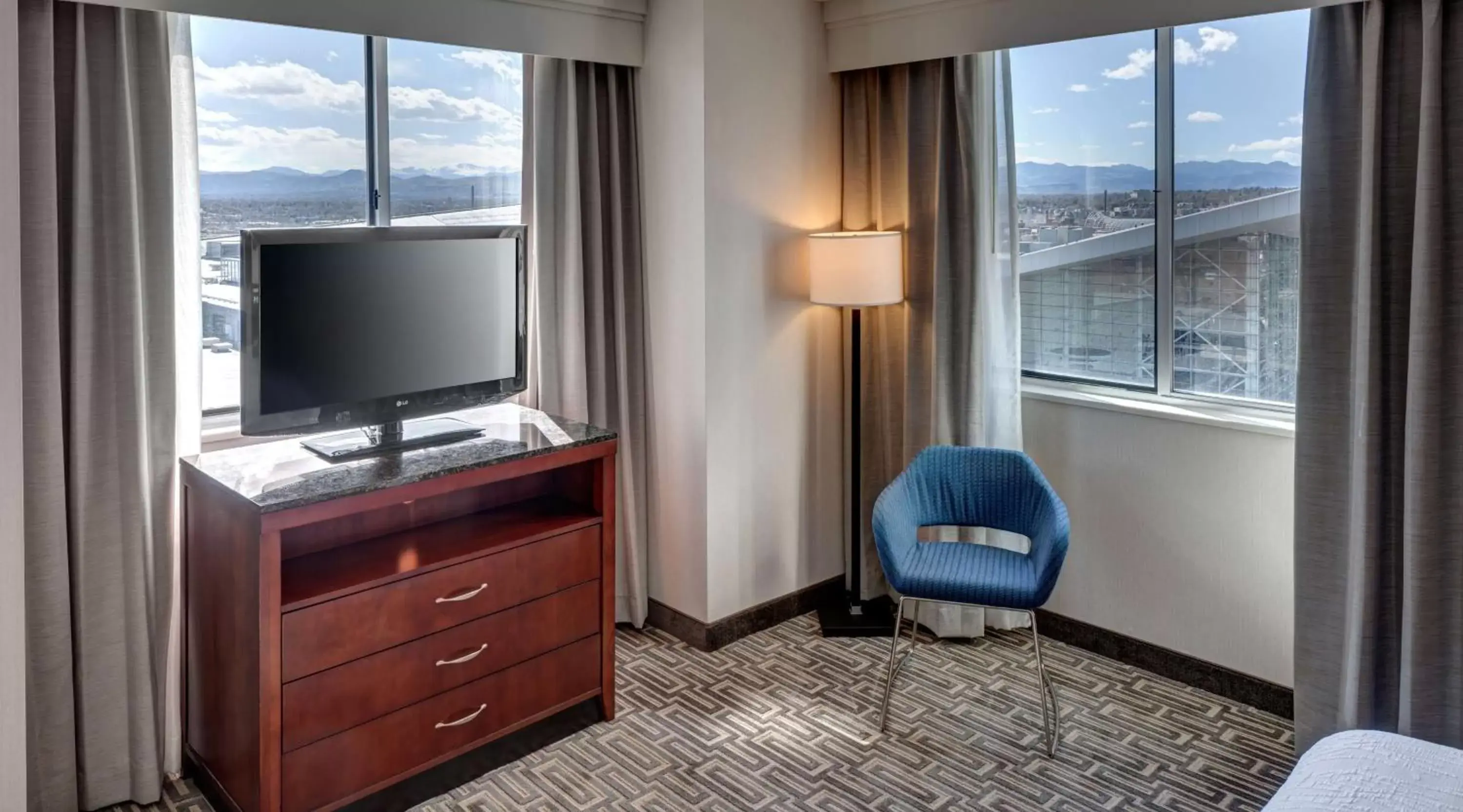 Living room, TV/Entertainment Center in Hilton Garden Inn Denver Downtown