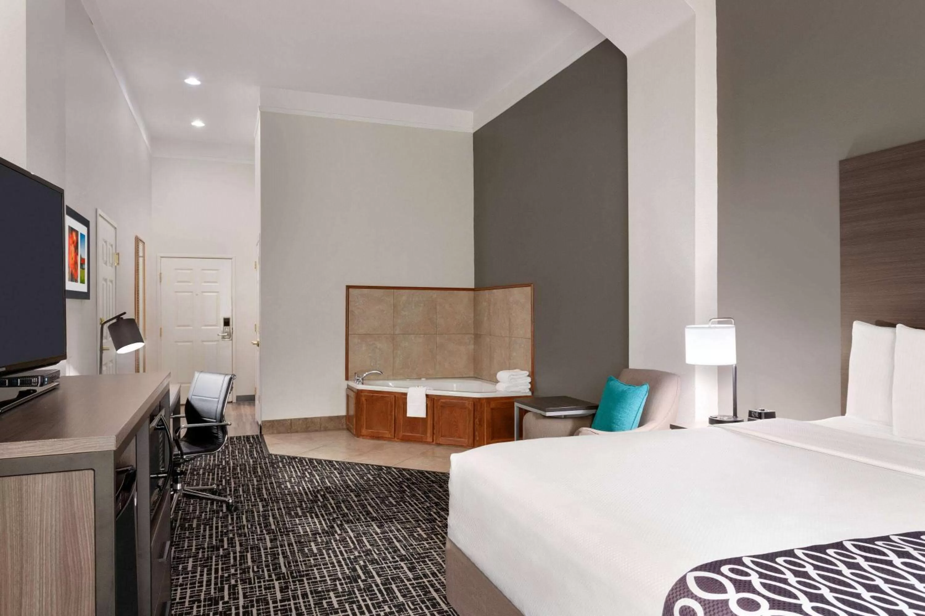 King Suite with Jettet Tub - Non-Smoking in La Quinta by Wyndham I-20 Longview South