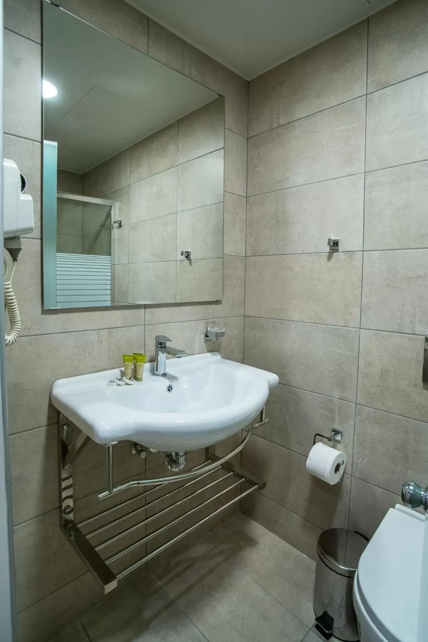 Bathroom in Argo Hotel Piraeus
