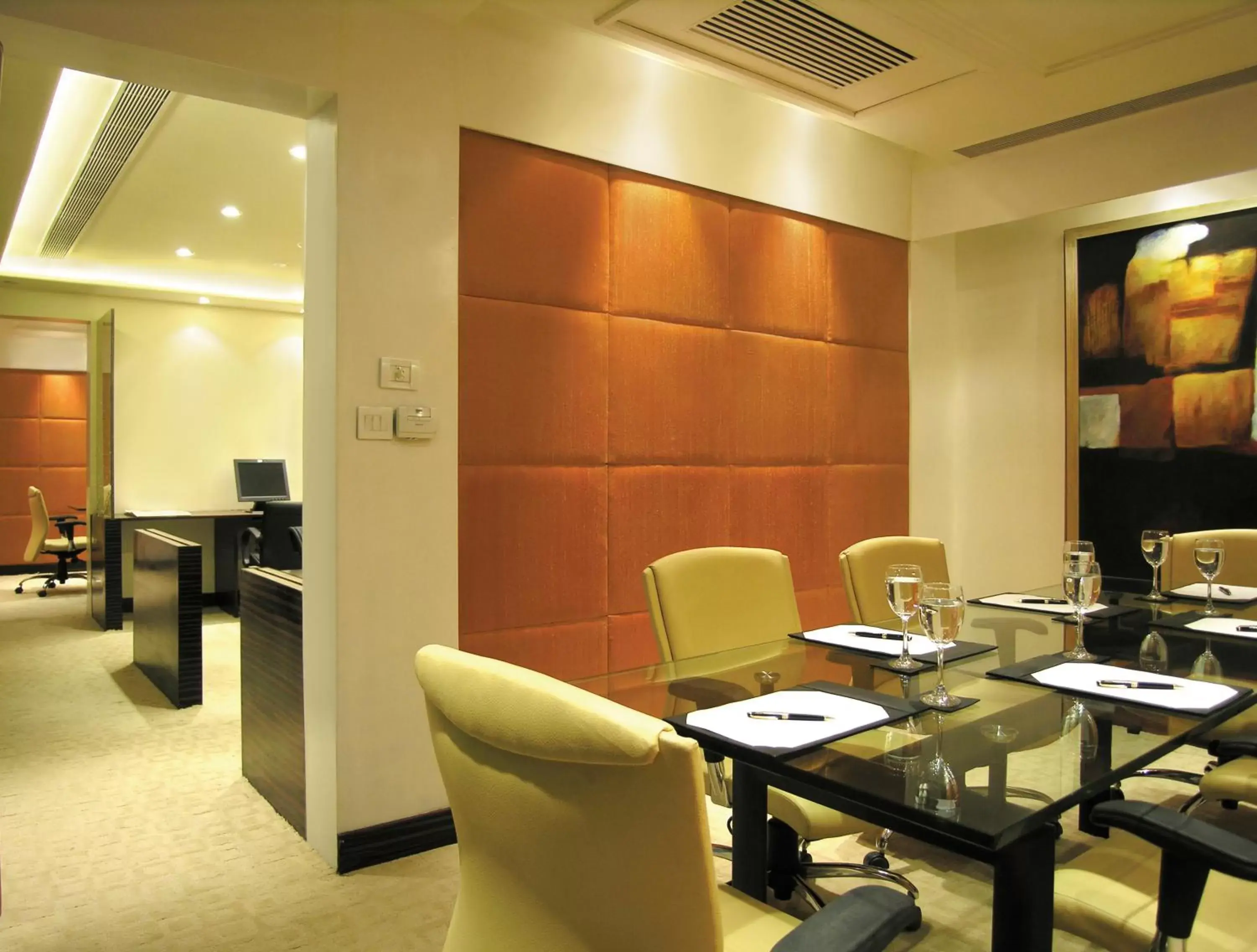 Business facilities, Restaurant/Places to Eat in Taj Chandigarh