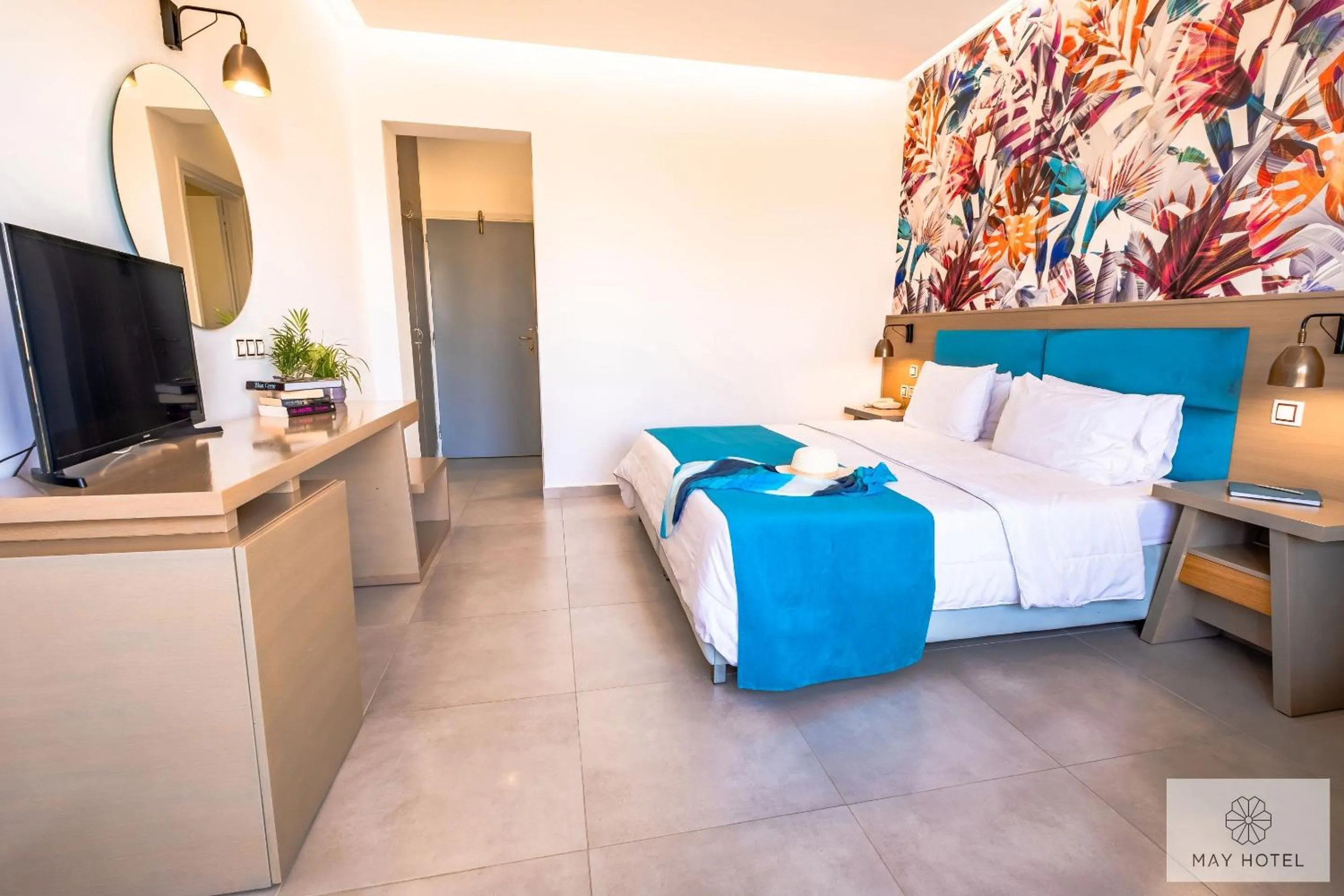 Photo of the whole room, Bed in May Beach Hotel