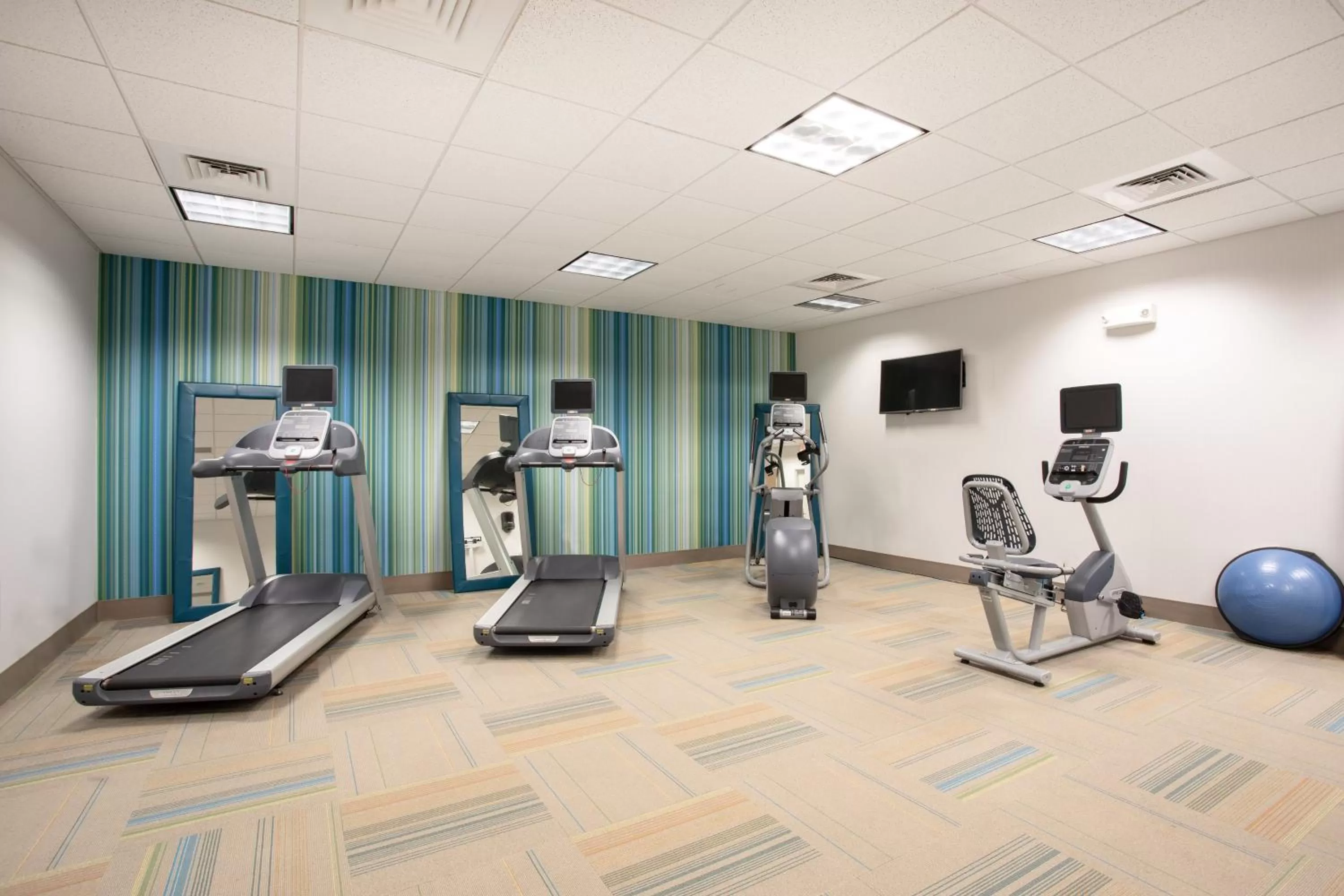 Fitness centre/facilities in Holiday Inn Express & Suites Manhattan by IHG
