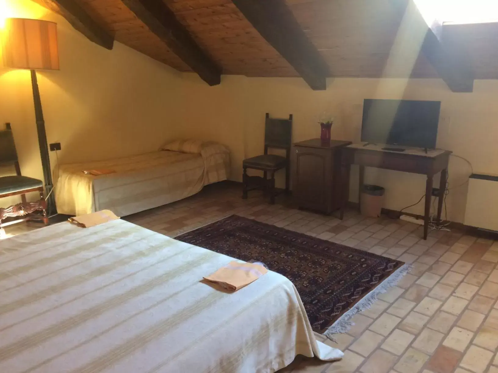 Photo of the whole room, Bed in Castello di Altomonte