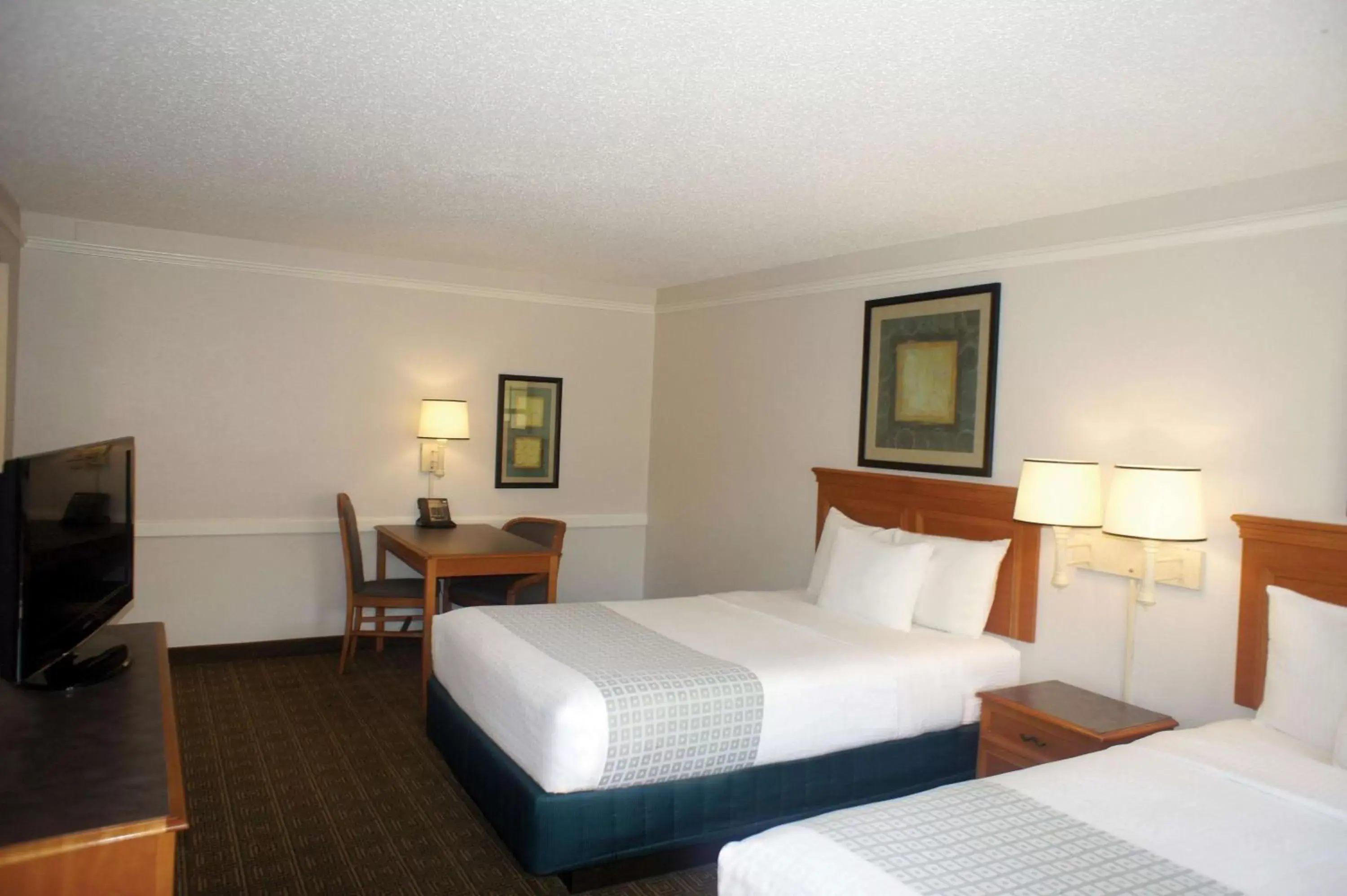 Photo of the whole room, Bed in La Quinta Inn by Wyndham Tallahassee North