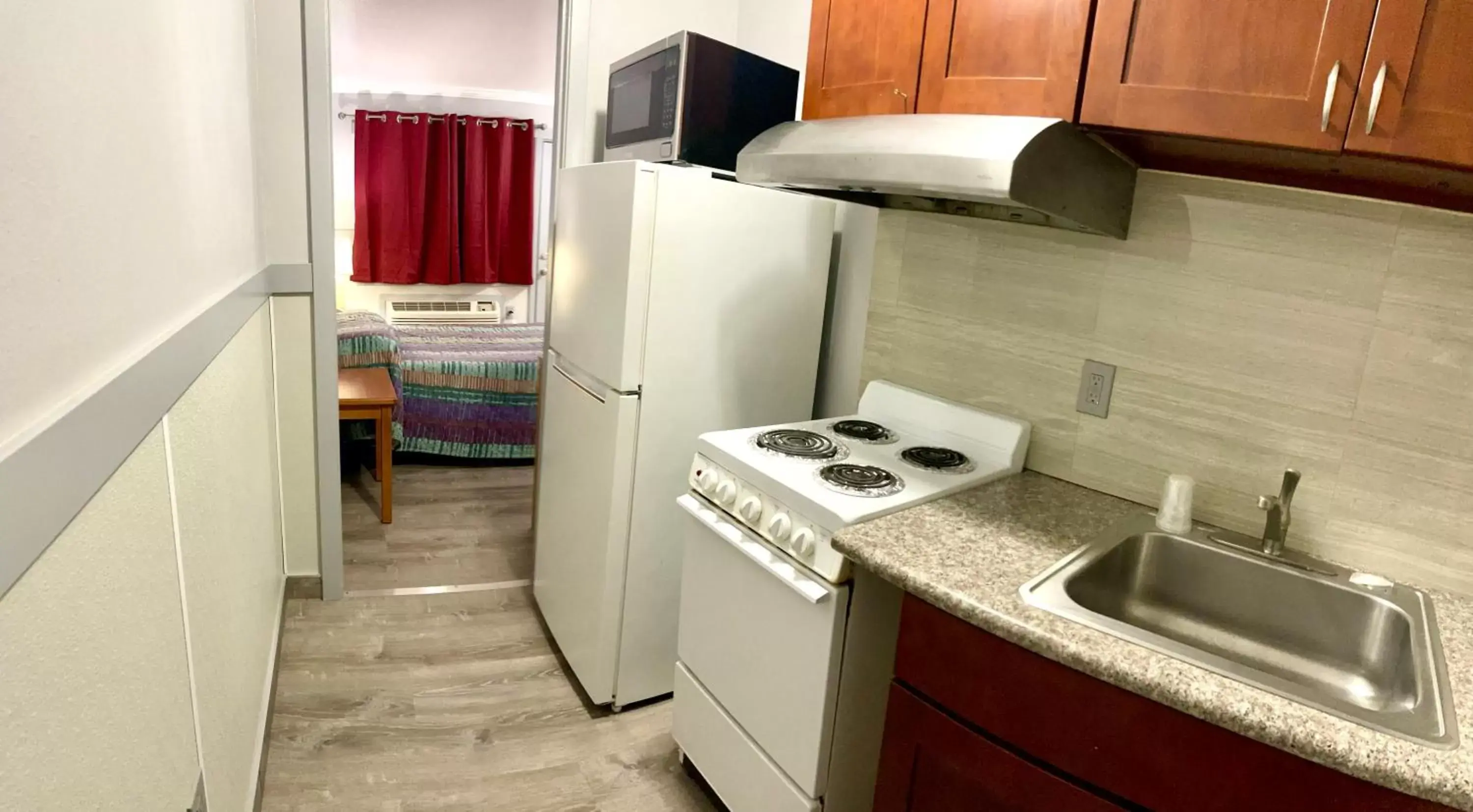 Kitchen or kitchenette, Kitchen/Kitchenette in Emerald Best Motel