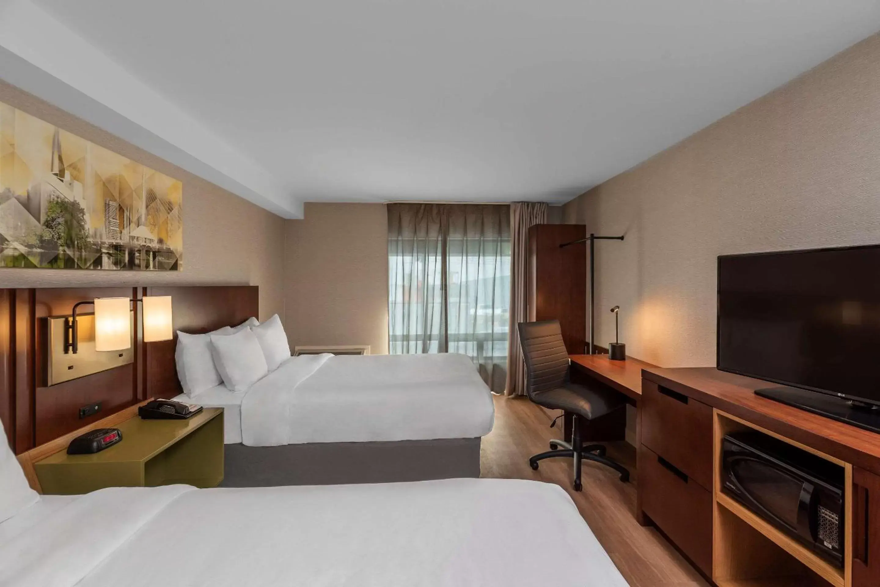 Bedroom, TV/Entertainment Center in Comfort Inn Brossard