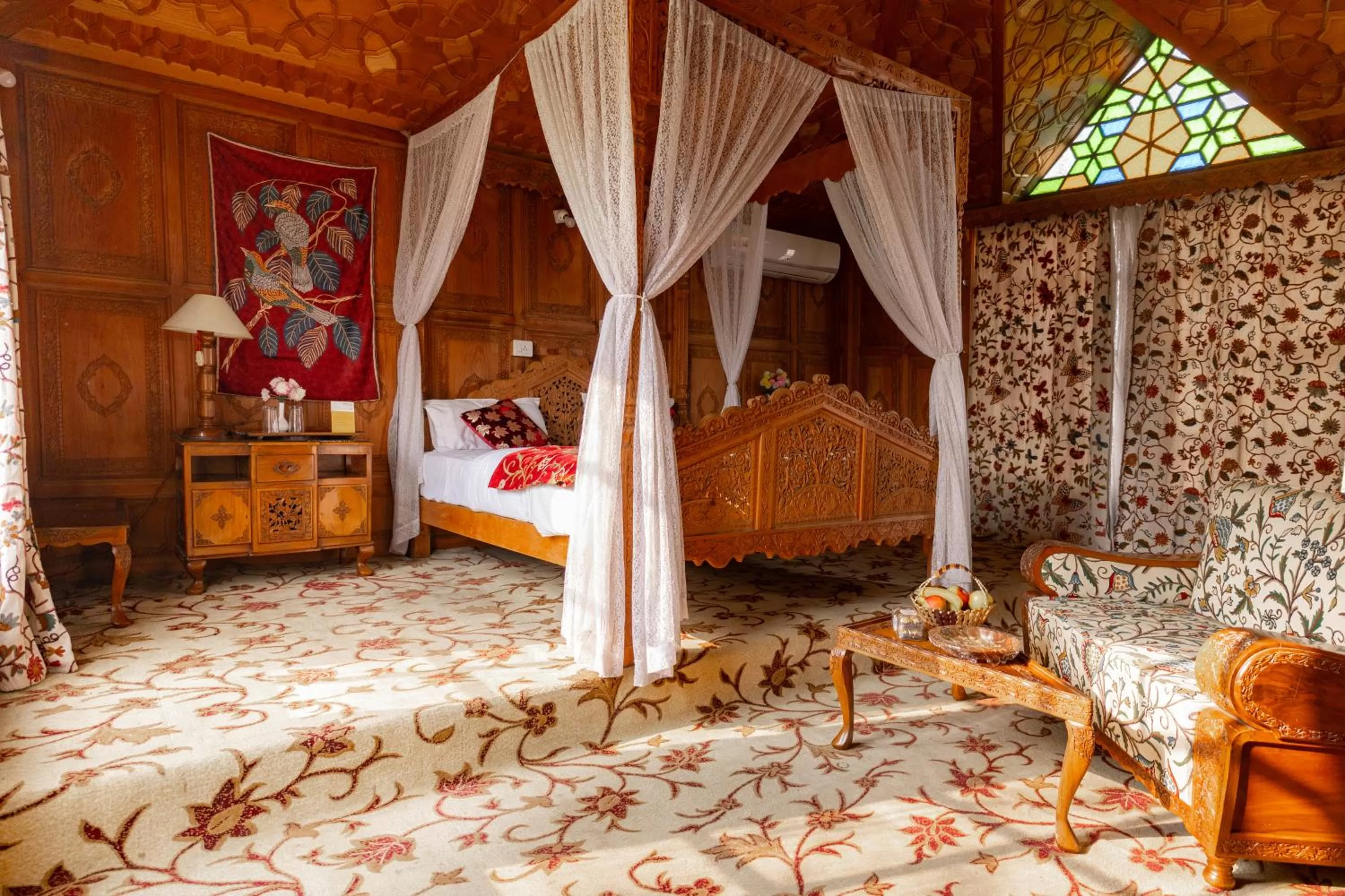 Photo of the whole room, Bed in Wangnoo Heritage Houseboats