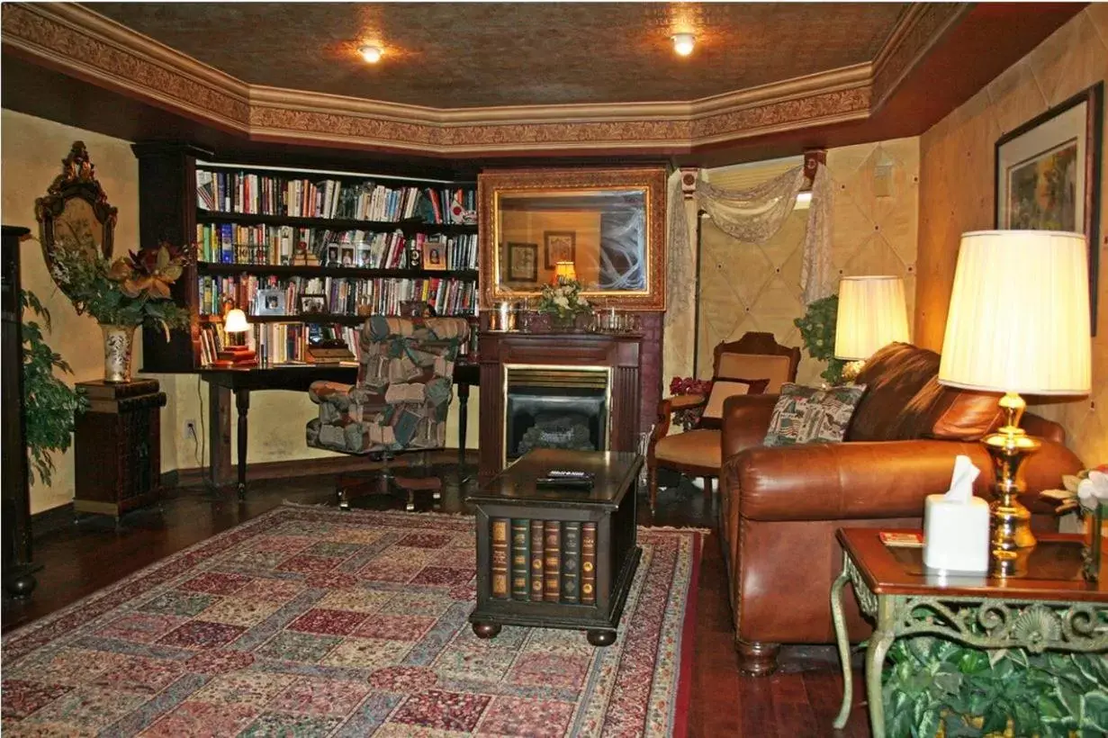 Library in Old Northside Bed & Breakfast