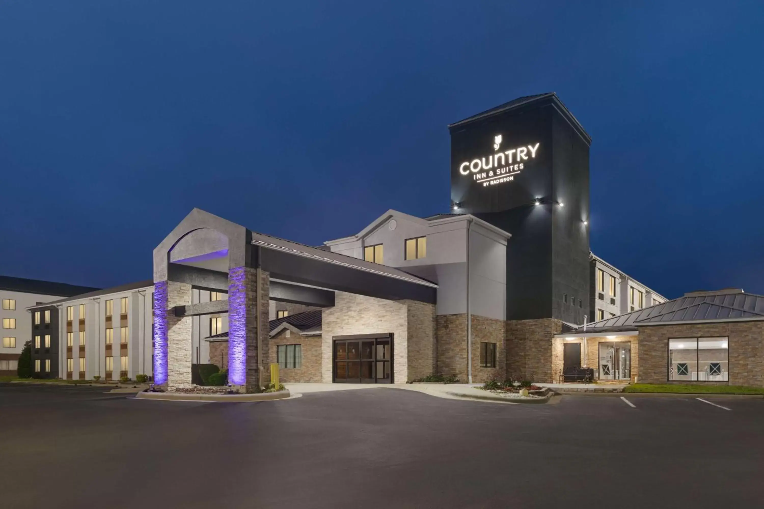 Property building in Country Inn & Suites by Radisson, Roanoke Rapids, NC