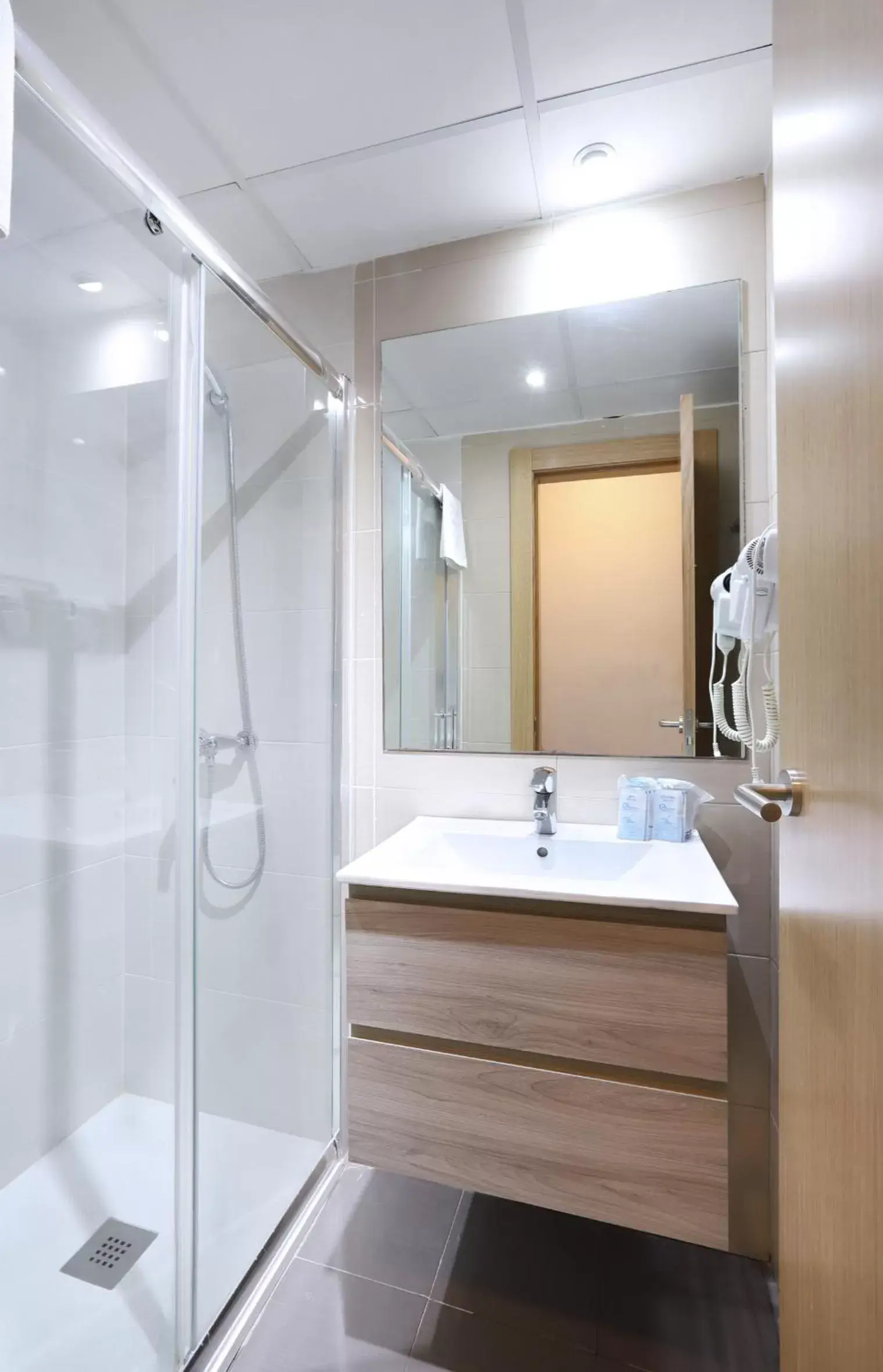 Shower, Bathroom in Hotel Brasil