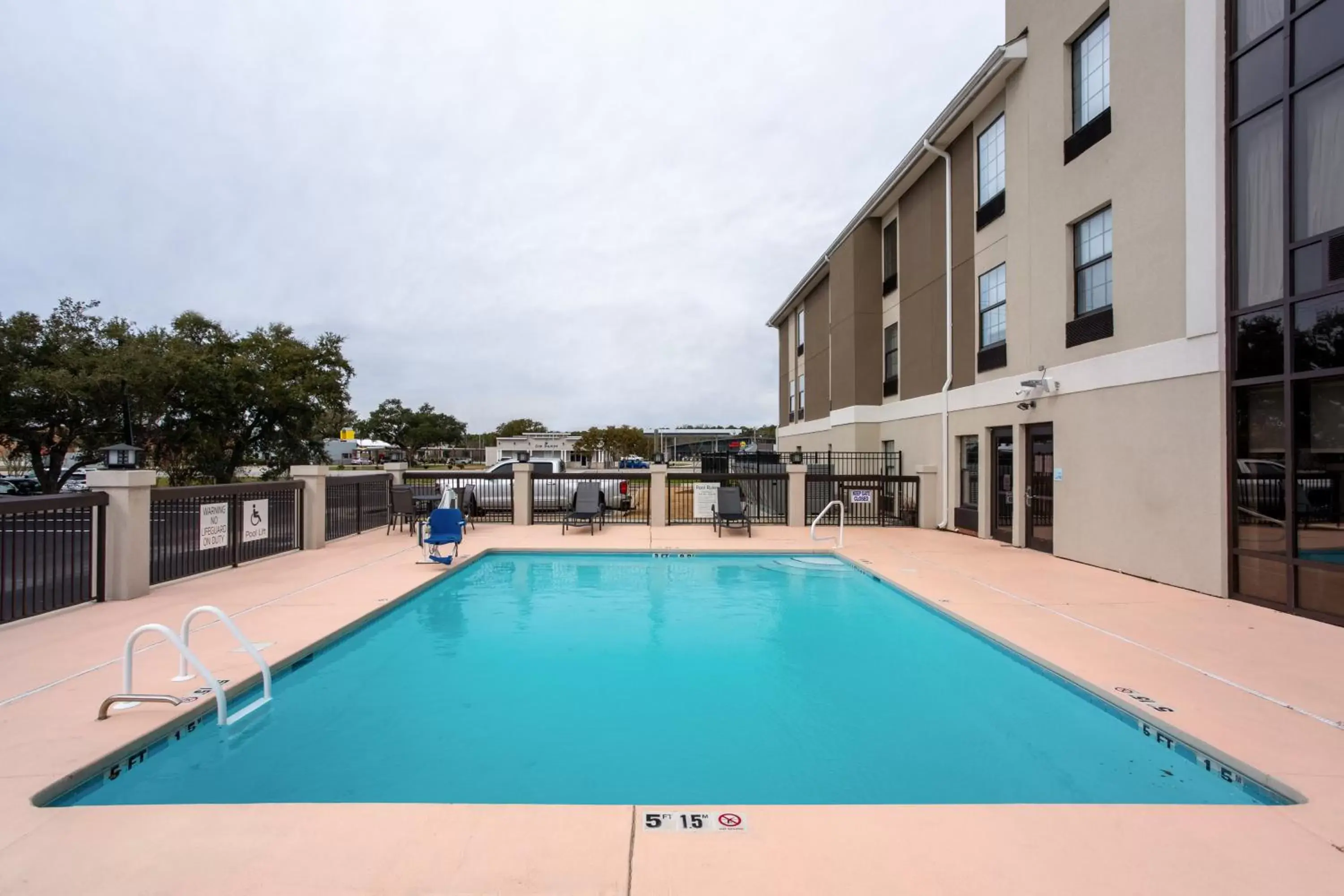 Swimming pool in Holiday Inn Express & Suites - Morehead City by IHG Swimming pool in Holiday Inn Express & Suites - Morehead City by IHG