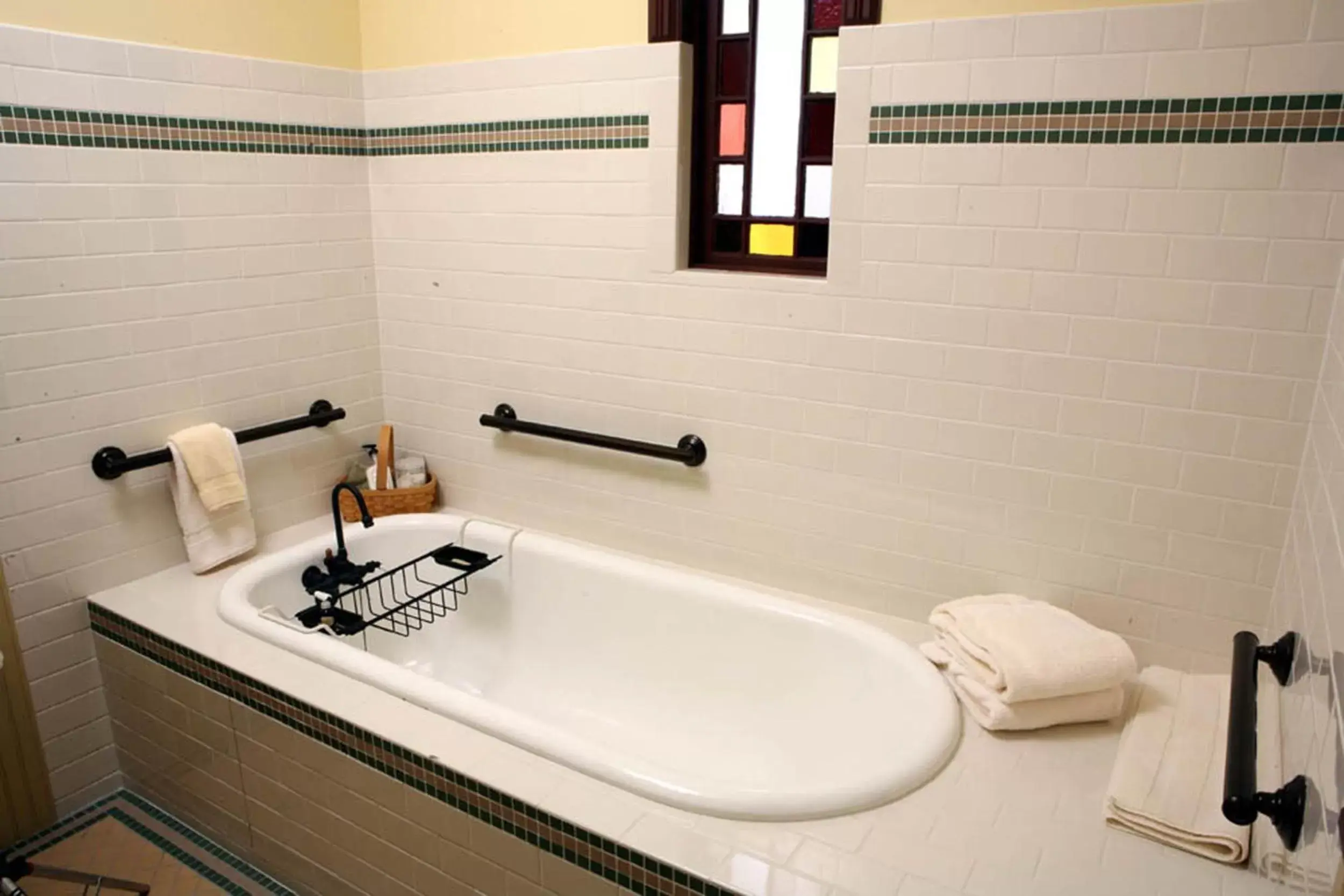 Shower, Bathroom in Martin & Mason Hotel