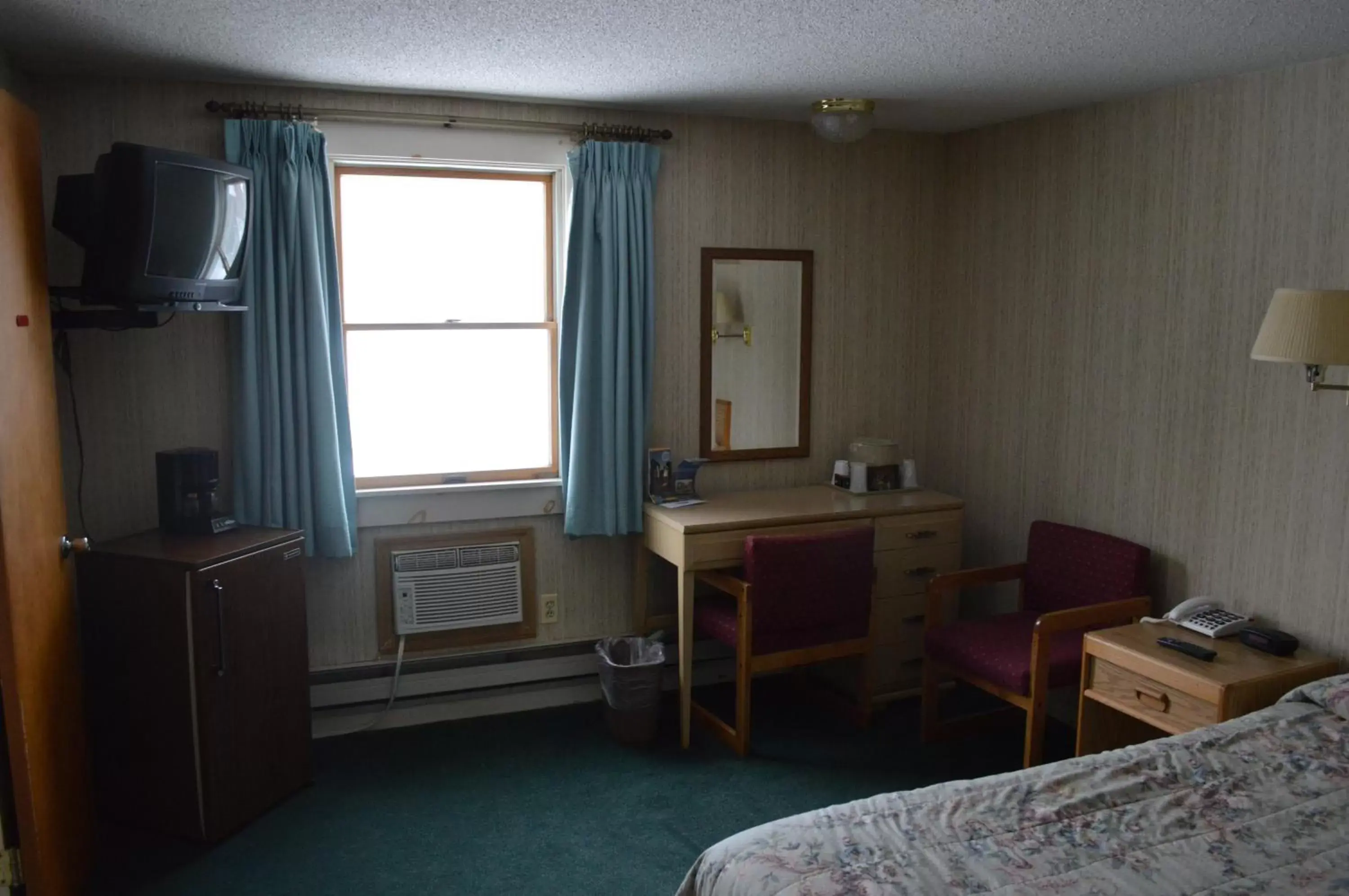 Bedroom, TV/Entertainment Center in Maple Leaf Inn Lake Placid