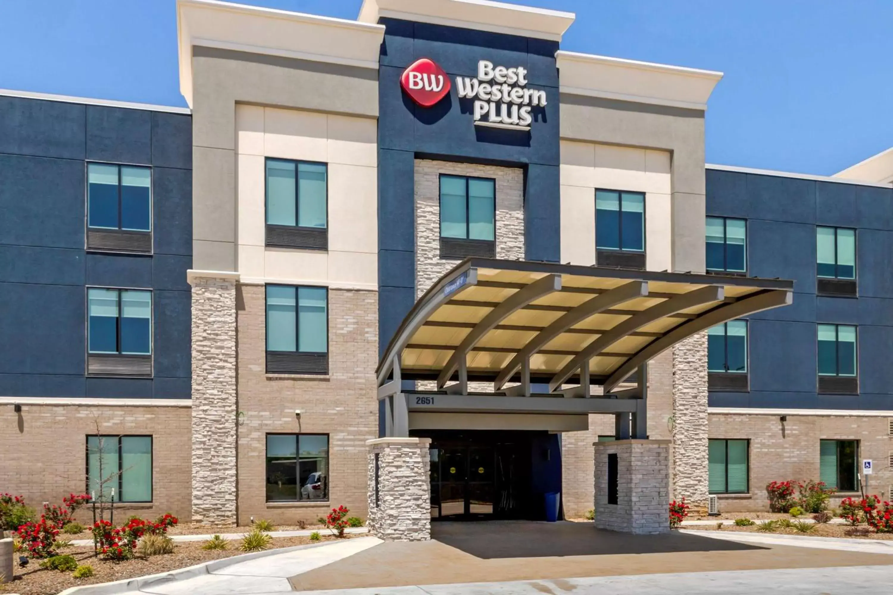 Property building in Best Western Plus Choctaw Inn & Suites Property building in Best Western Plus Choctaw Inn & Suites