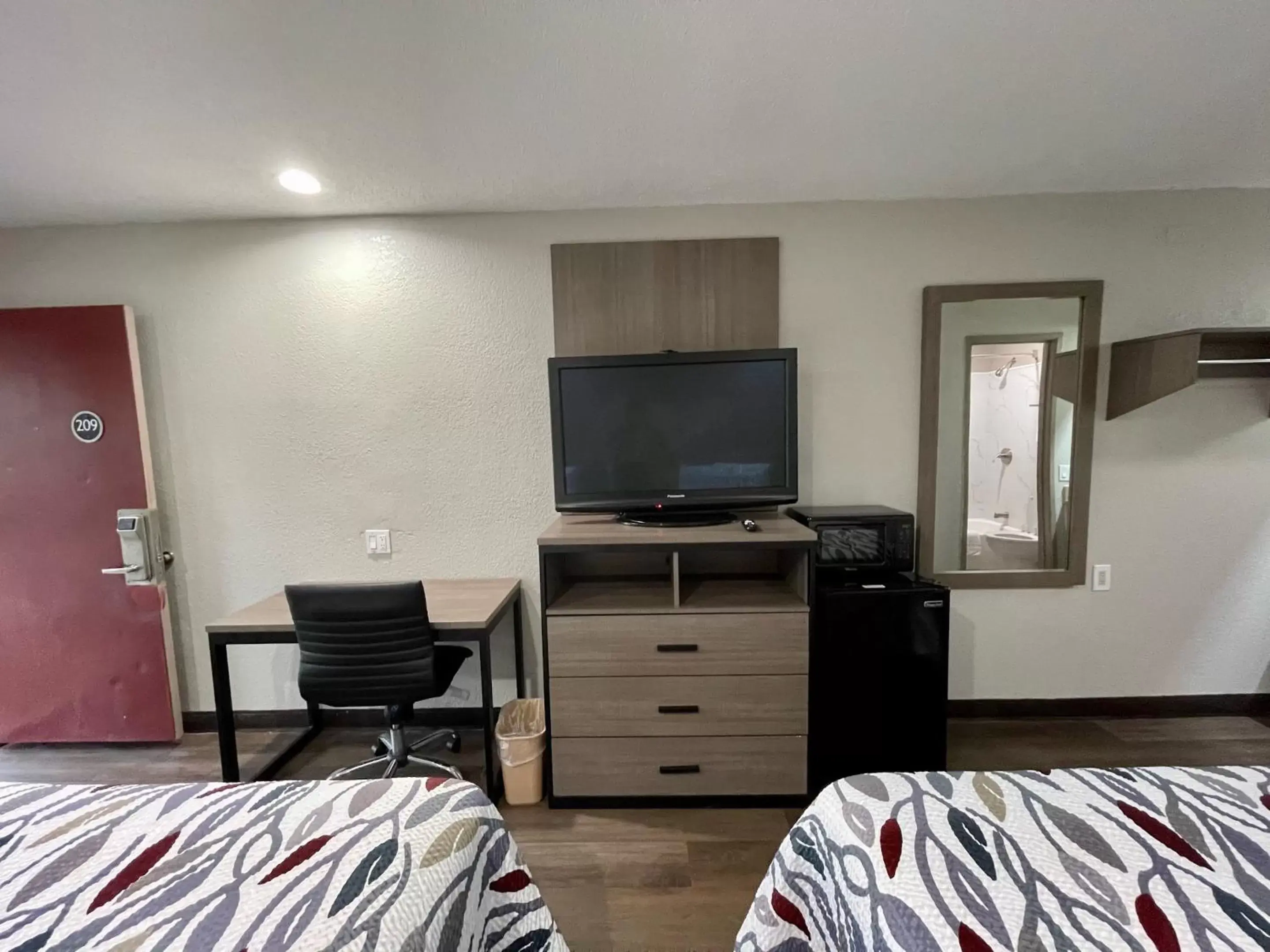 Photo of the whole room, Bed in Red Roof Inn Lafayette, LA Photo of the whole room, Bed in Red Roof Inn Lafayette, LA