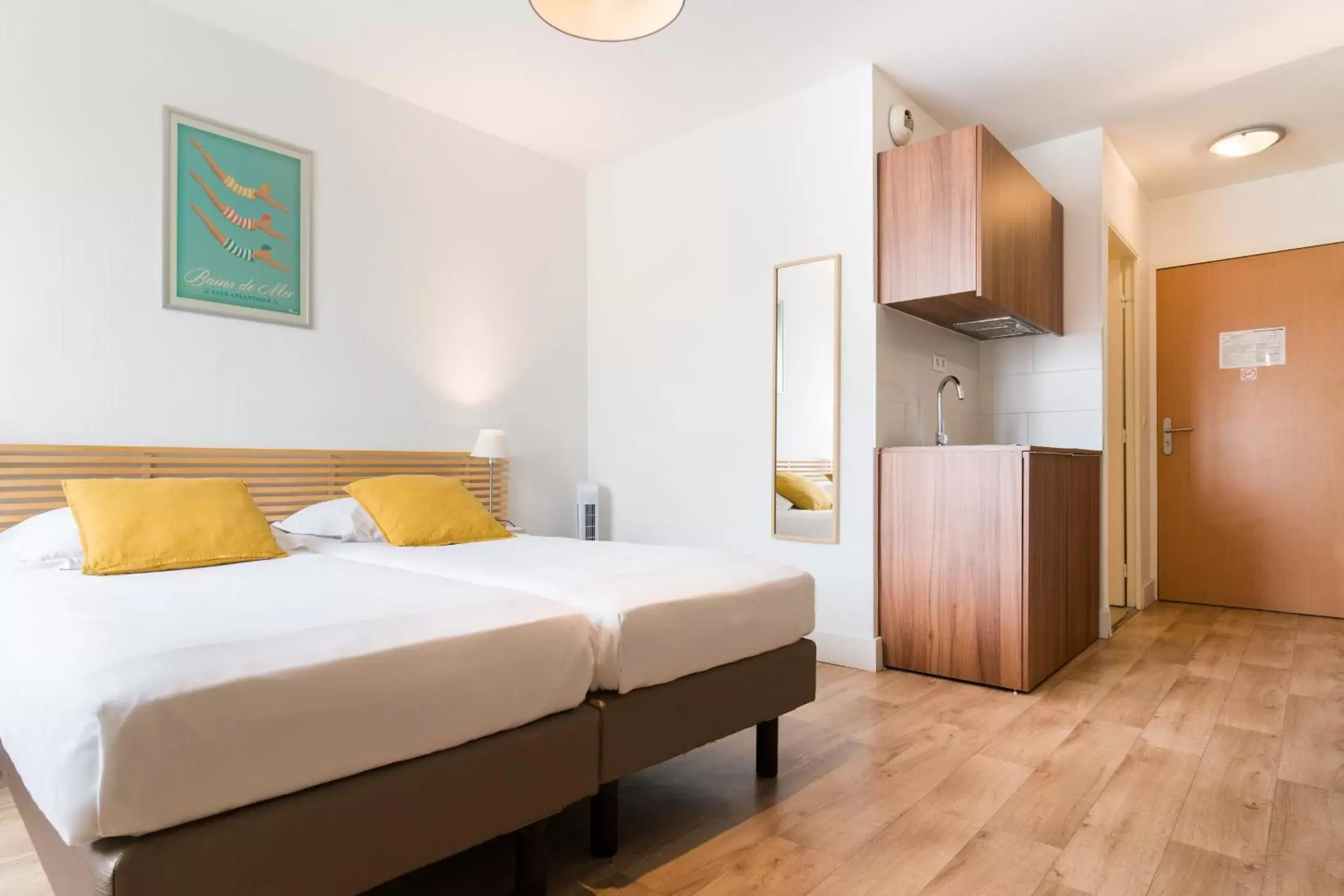 Photo of the whole room, Bed in Appart'hotel Victoria Garden Pau Photo of the whole room, Bed in Appart'hotel Victoria Garden Pau