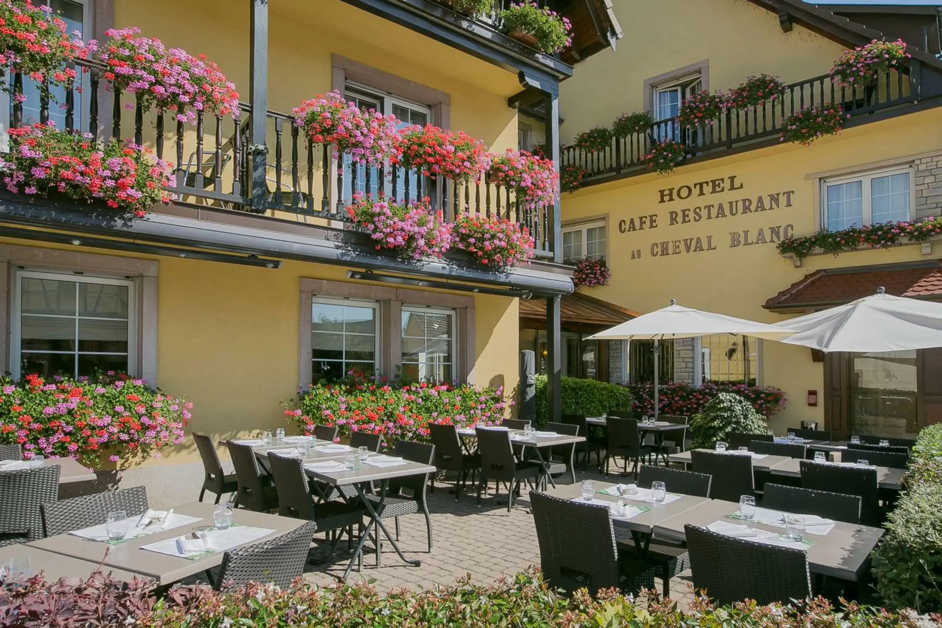 Property building, Restaurant/Places to Eat in Best Western Plus Au cheval Blanc à Mulhouse