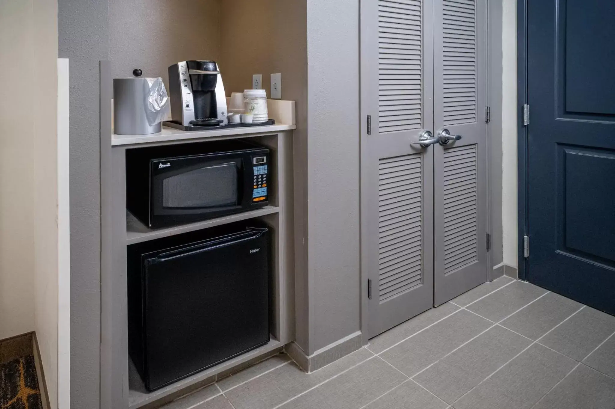 Photo of the whole room, Kitchen/Kitchenette in Holiday Inn Hotel & Suites Beckley, an IHG Hotel