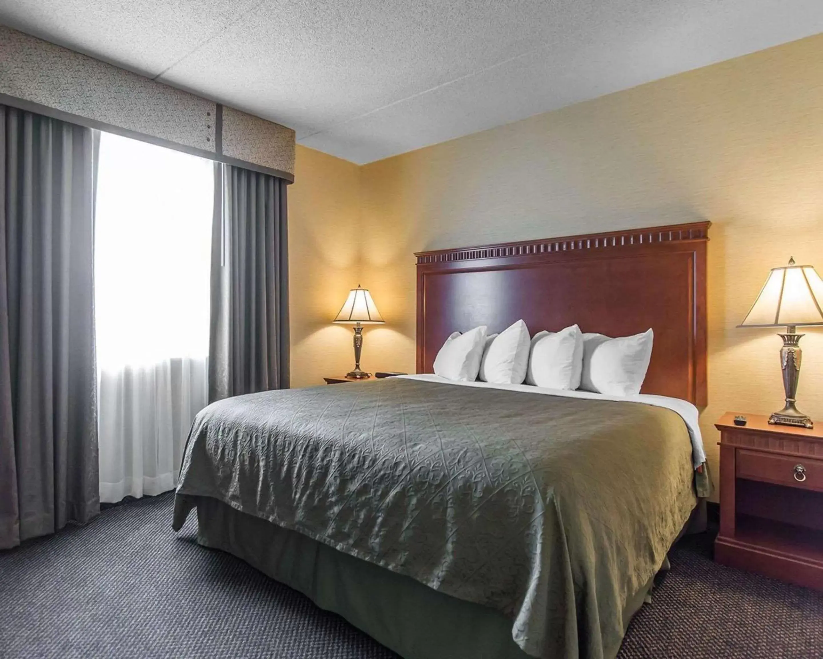 Photo of the whole room, Bed in Quality Inn & Suites Bay Front