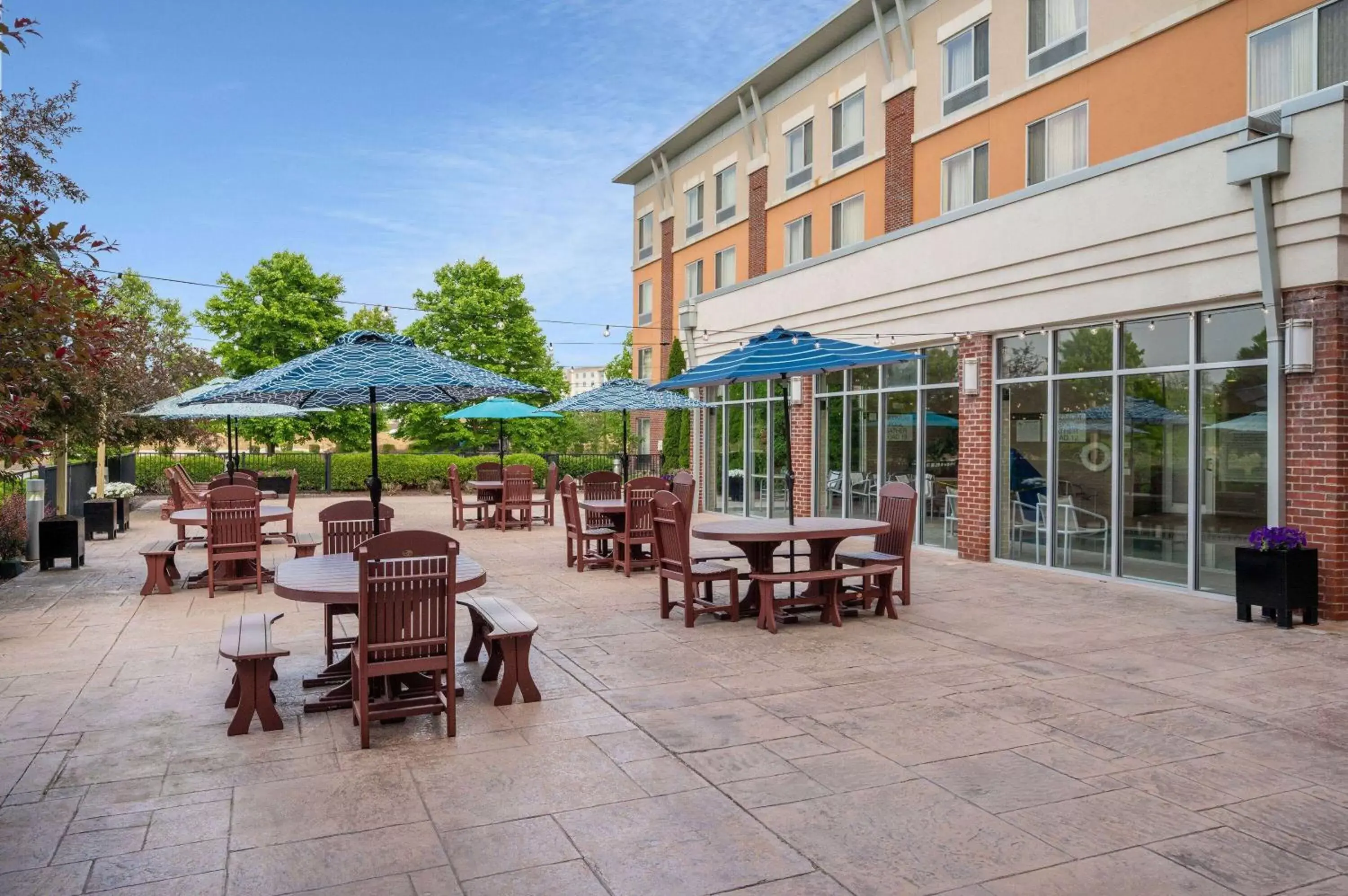 Inner courtyard view, Restaurant/Places to Eat in Wyndham Noblesville